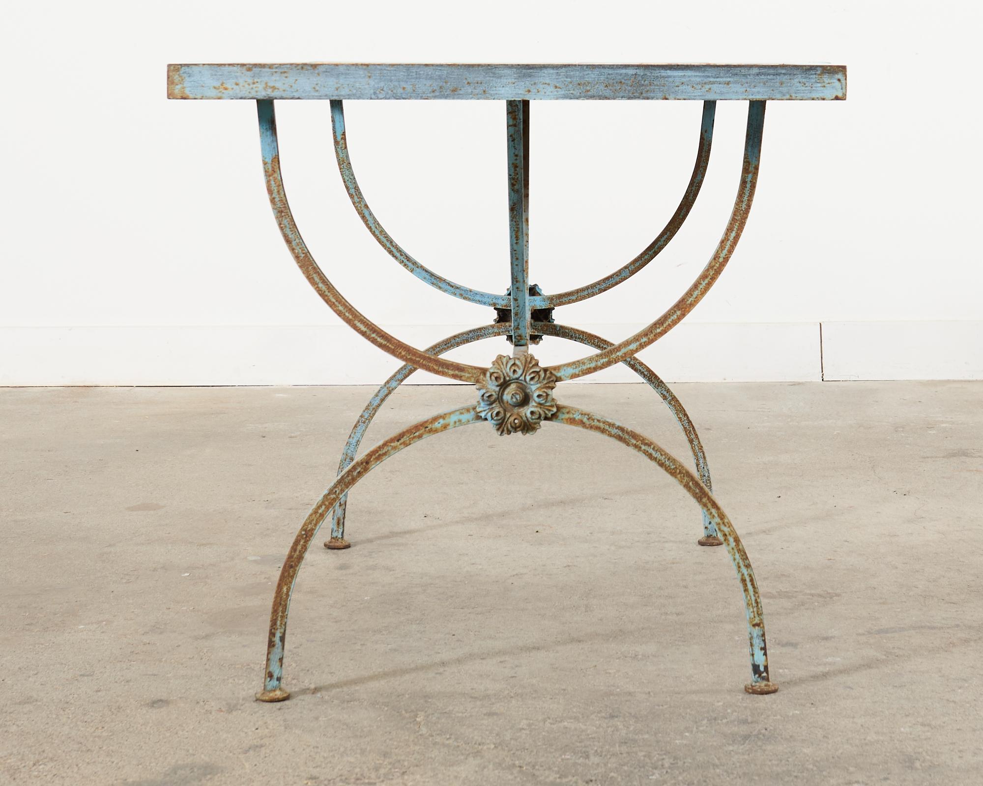 Table de salle à manger de jardin Curule à plateau en fer français en vente 1