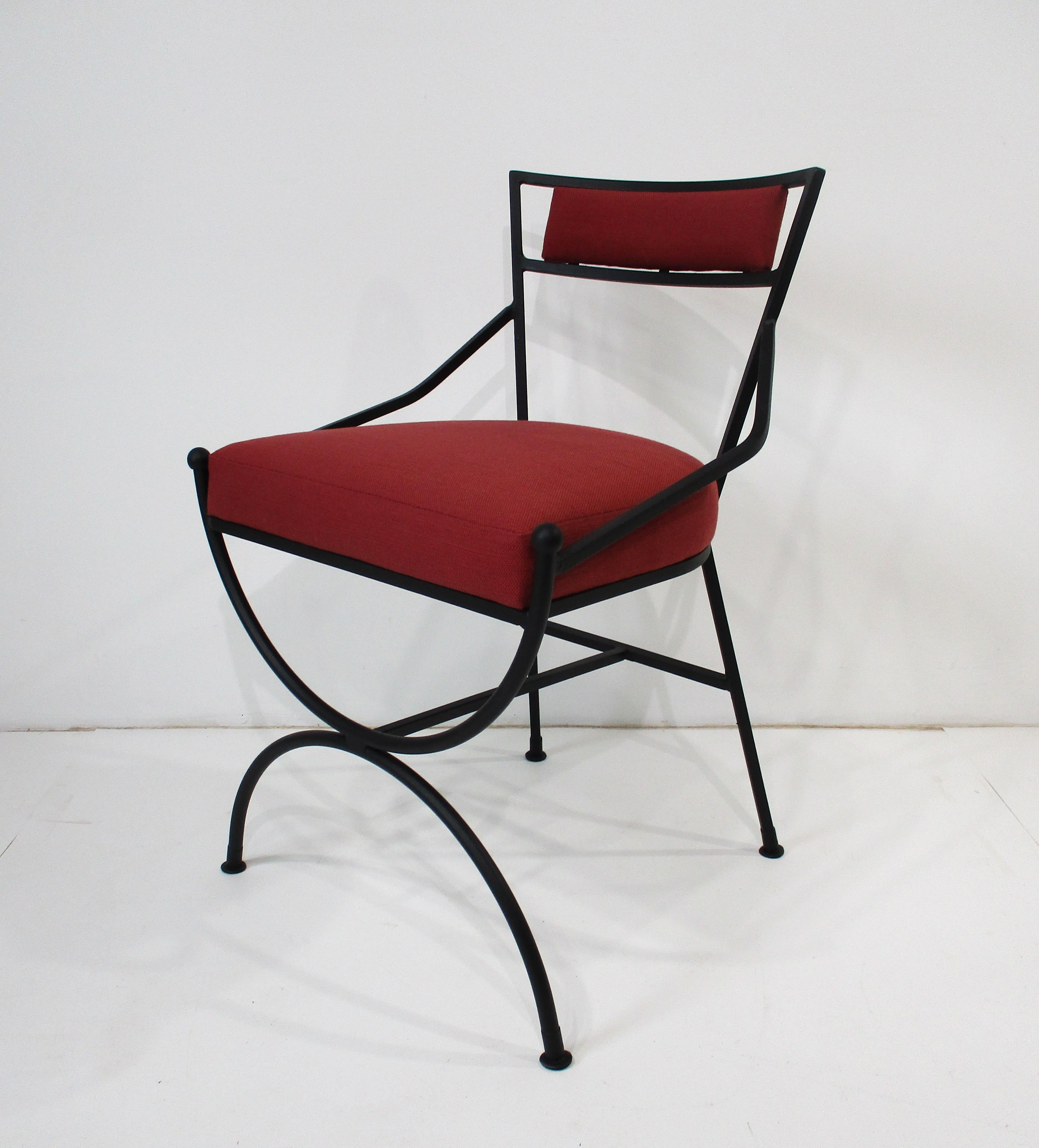 Mid-Century moderno Sedie francesi in ferro imbottite per interni e per esterni di metà secolo nello stile di Adnet in vendita