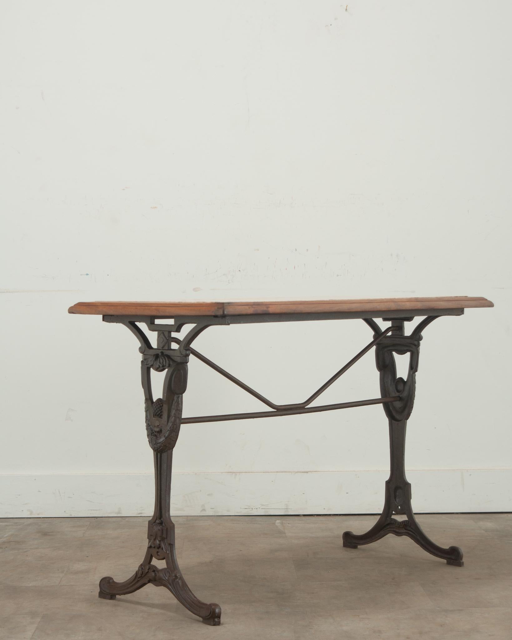 XIXe siècle Table de bistrot en fer français, noyer et marbre en vente