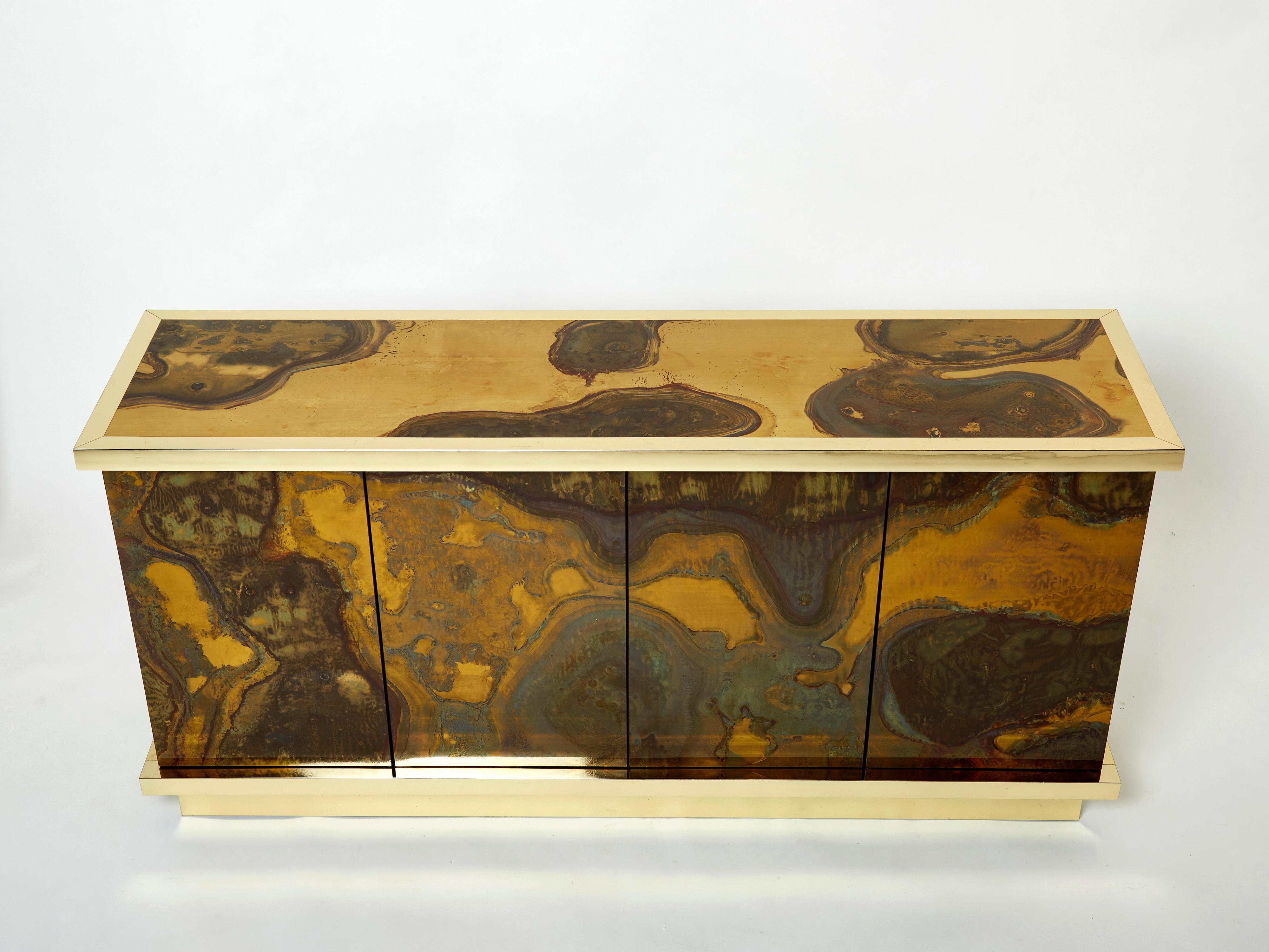 Questa credenza unica è stata creata da Isabelle e Richard Faure per l'azienda di design parigina Maison Honore alla fine degli anni Settanta. Interamente ricoperto da ottone ossidato e patinato decorato su tutta la superficie, che è stato poi