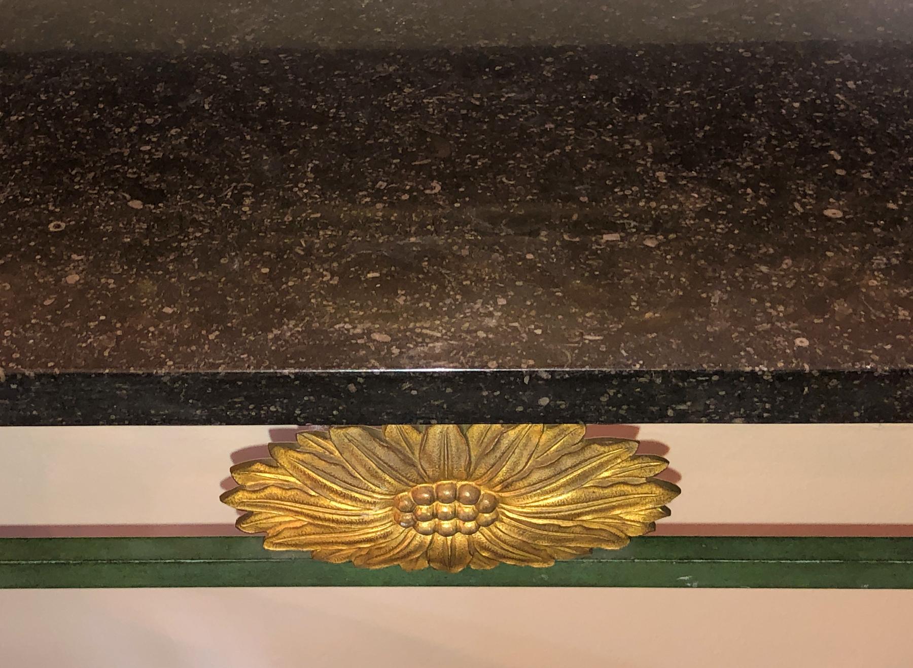Table console néoclassique française de style Directoire avec plateau en marbre et bronze doré 1