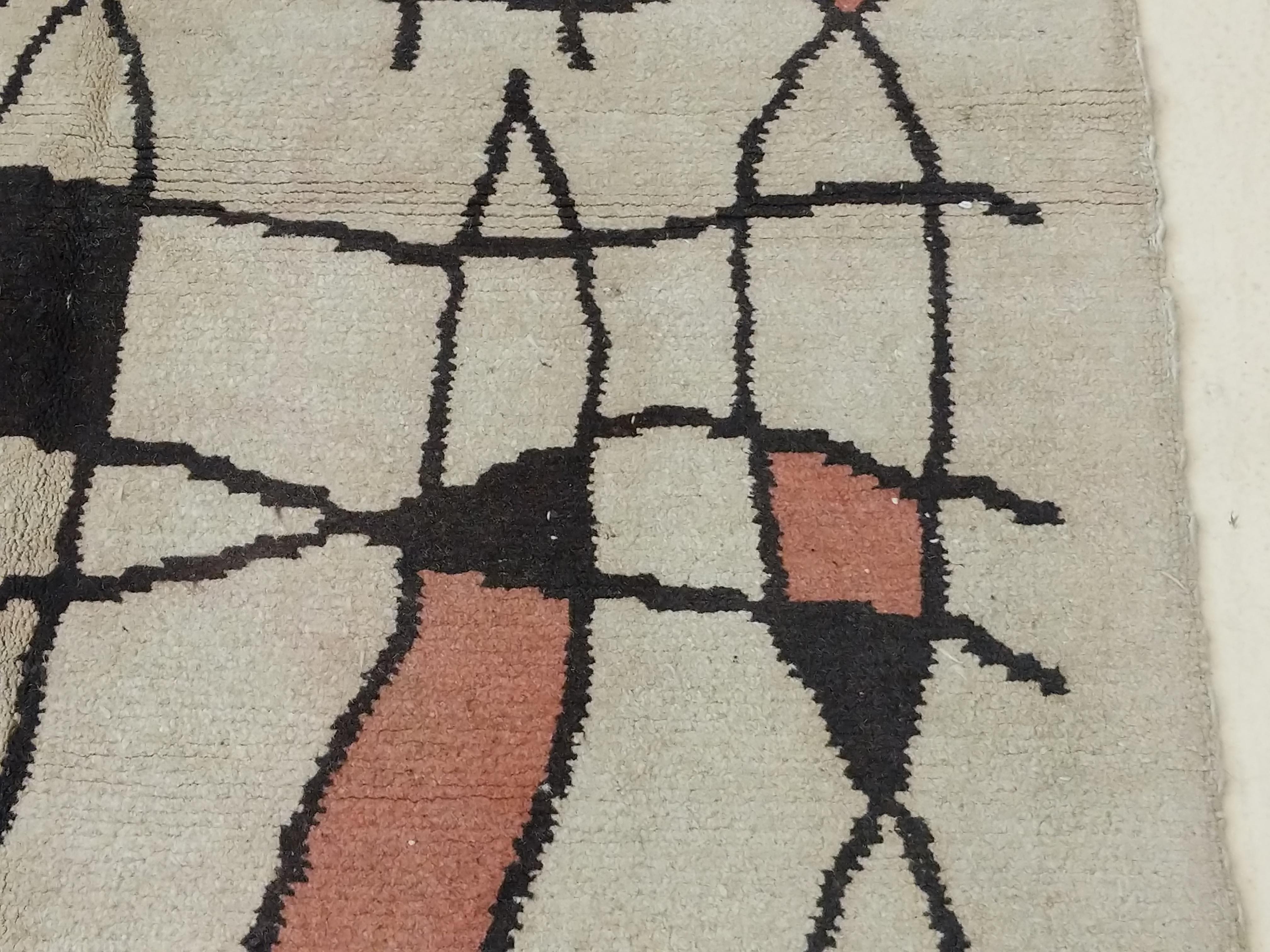 Französischer elfenbeinfarbener abstrakter modernistischer Art-Déco-Teppich (Handgeknüpft) im Angebot