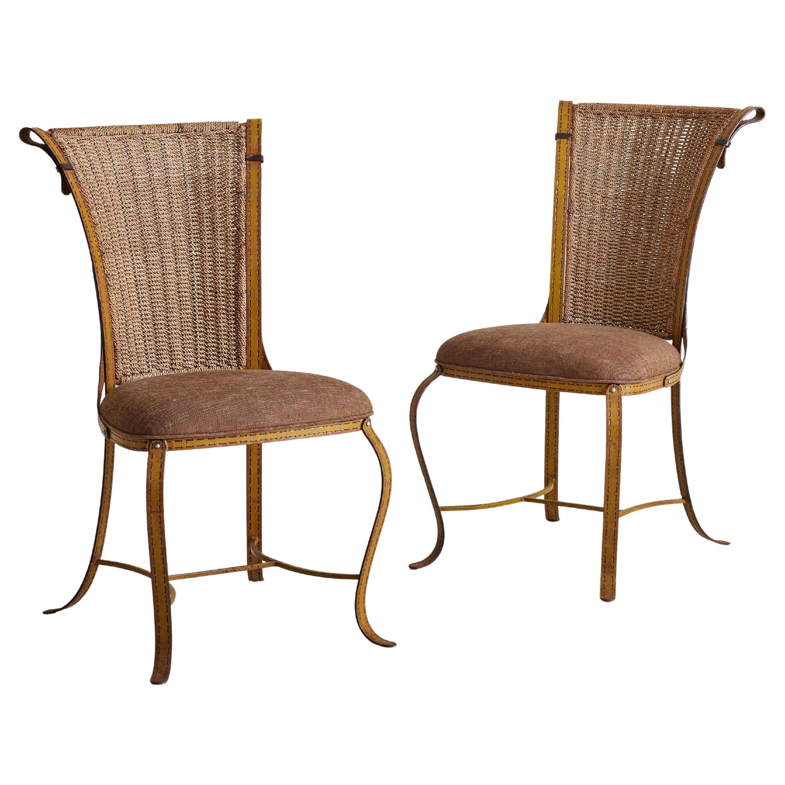 Vendus et tarifés individuellement.

Une chaise d'appoint française des années 1960, attribuée à Jacques Adnet, mêlant harmonieusement texture brute et artisanat raffiné. Le dossier haut et légèrement évasé est tissé de manière complexe en corde