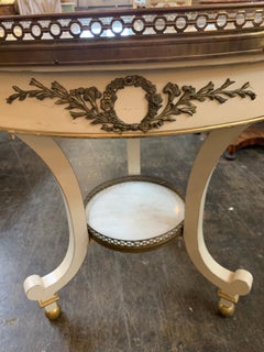 Table d'appoint française en laiton laqué blanc de style Jansen