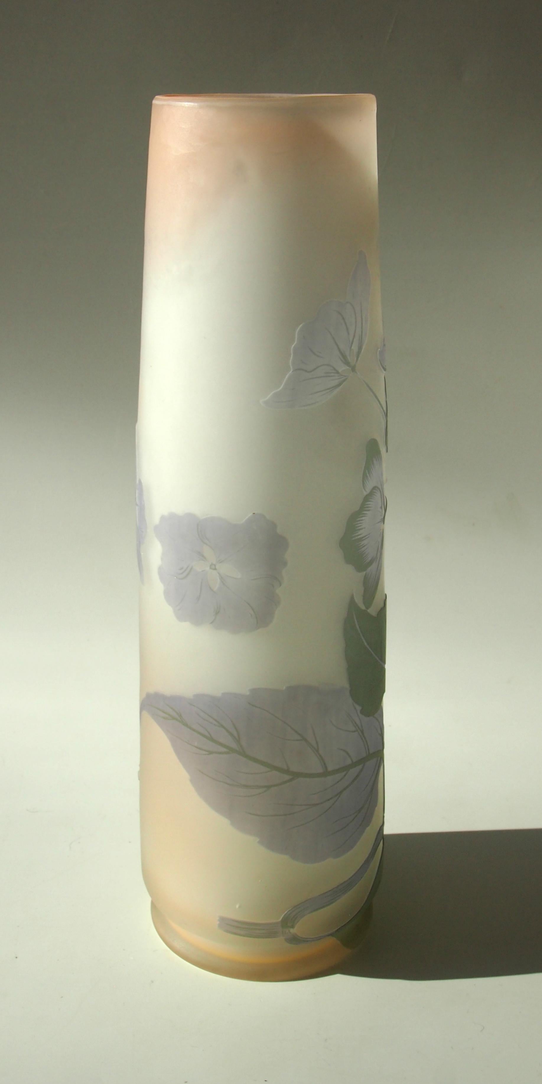 French Japanese Style Art Nouveau Emile Galle Cameo Glass Vase Signed circa 1900 In Good Condition In London, GB