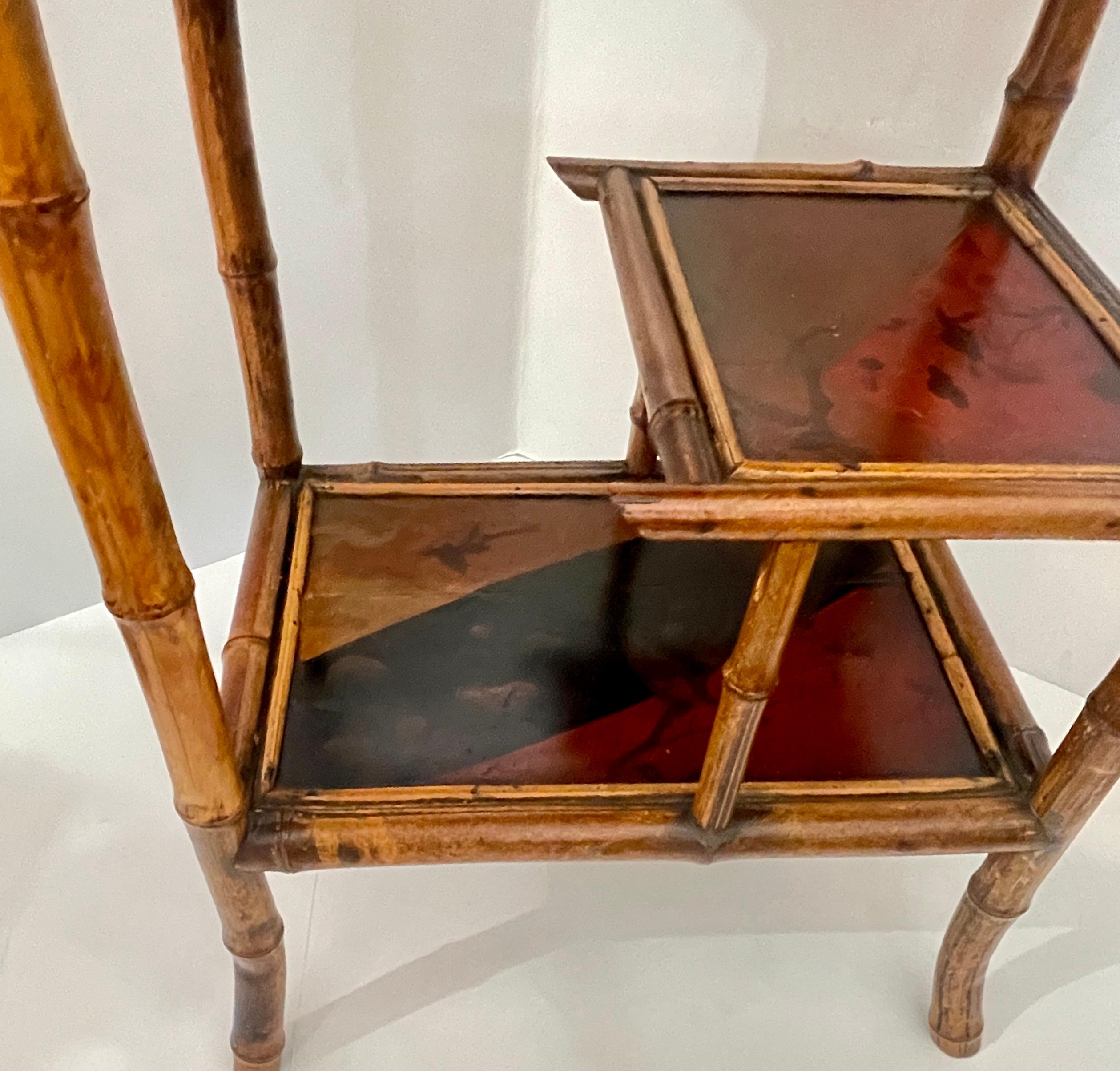 Japonismo francés  Mesa auxiliar de 3 niveles de bambú y laca, 1880. en venta 6