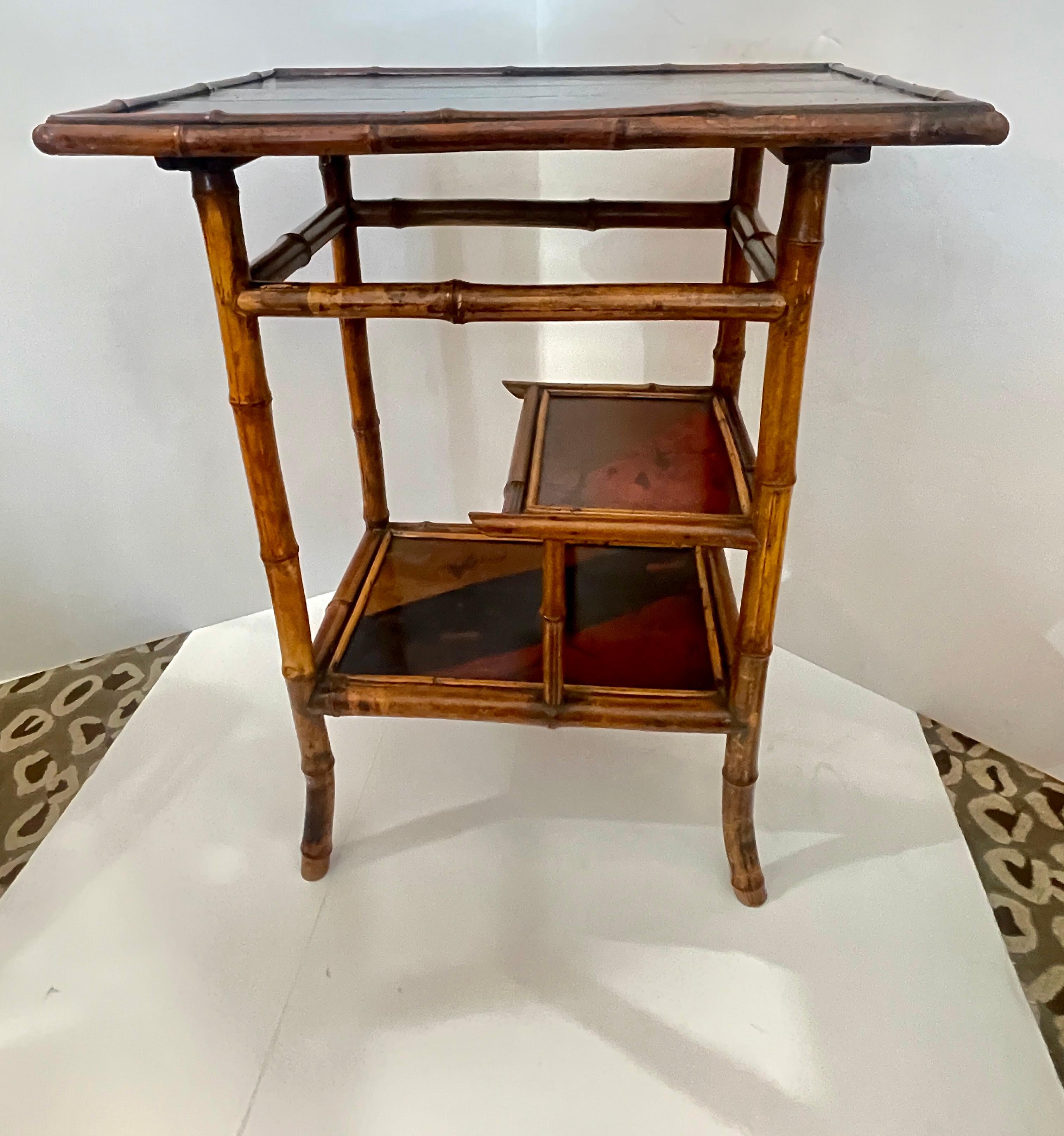 Japonismo francés  Mesa auxiliar de 3 niveles de bambú y laca, 1880. en venta 7