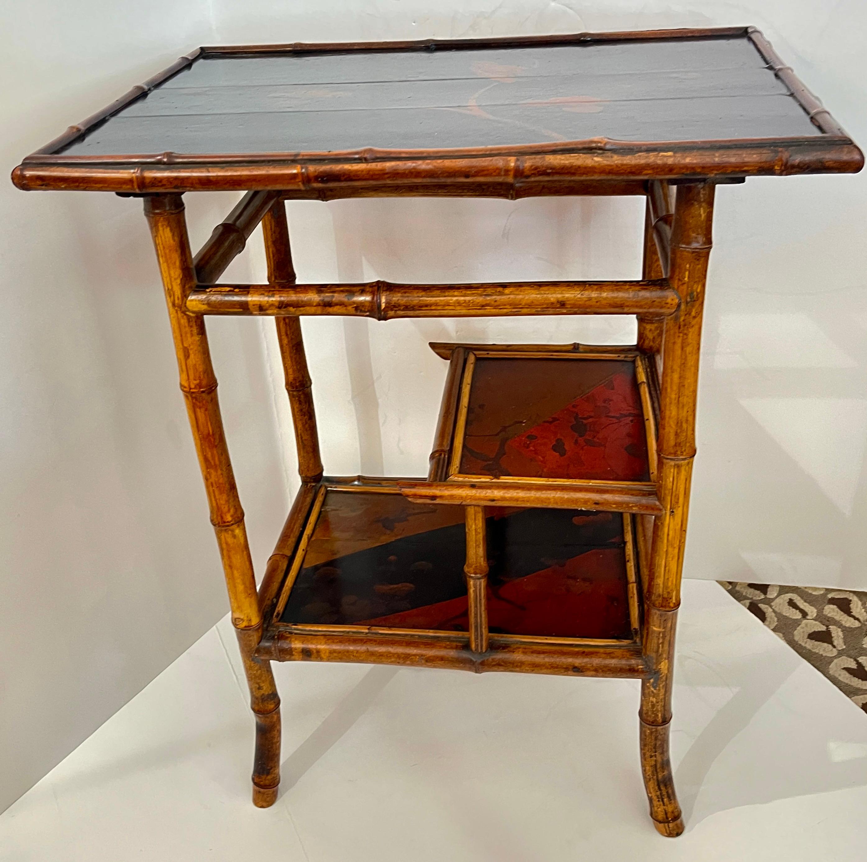 Acaba de llegar para tu disfrute, este excepcional y en muy buen estado original, francés del 19T. C. Japonisme  Mesa auxiliar de 3 niveles de bambú y laca, C.1880.
Hechas de bambú grueso y lacado japonizado en cada una de ellas  nivel.  y