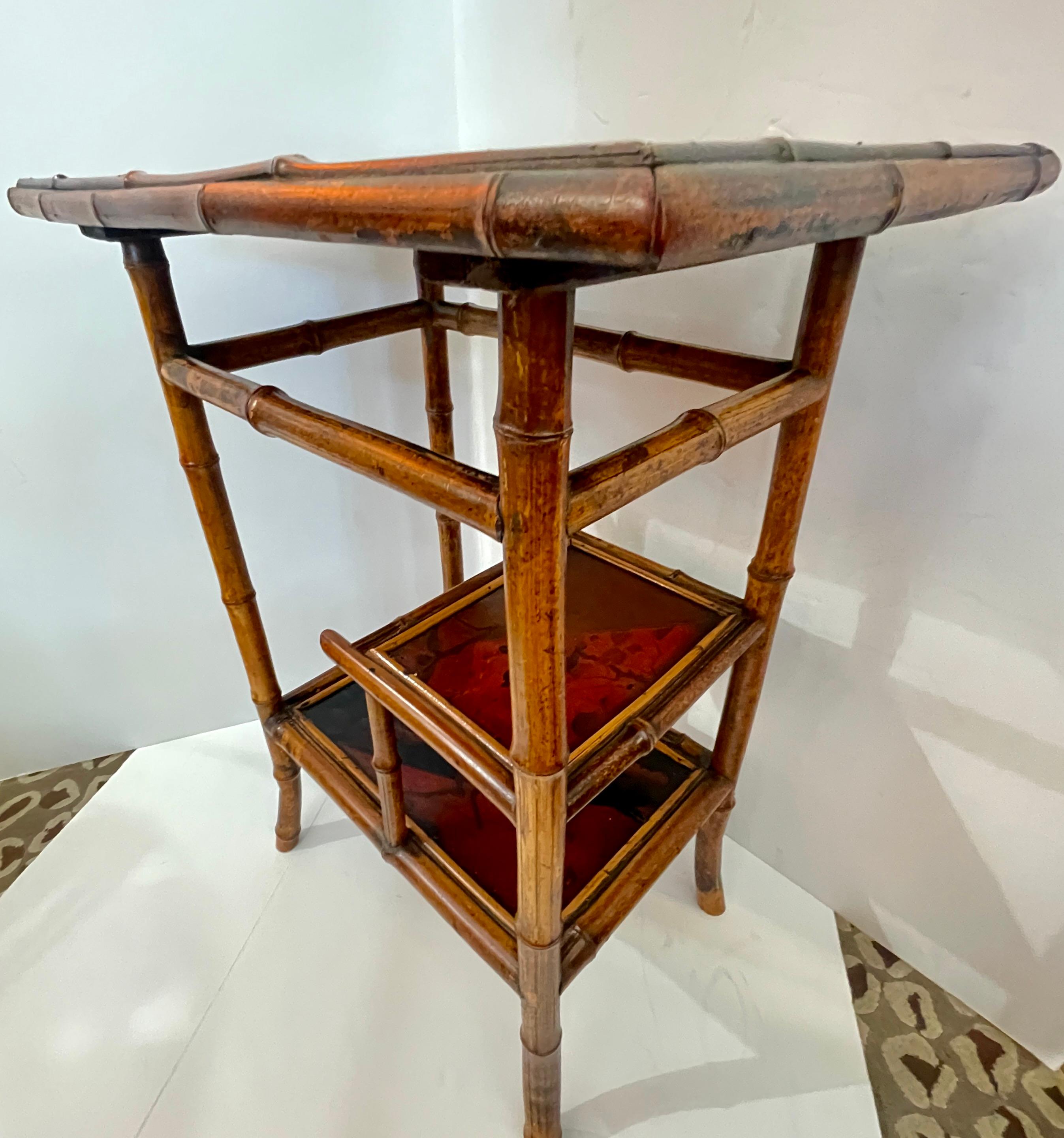 Japonismo francés  Mesa auxiliar de 3 niveles de bambú y laca, 1880. Francés en venta