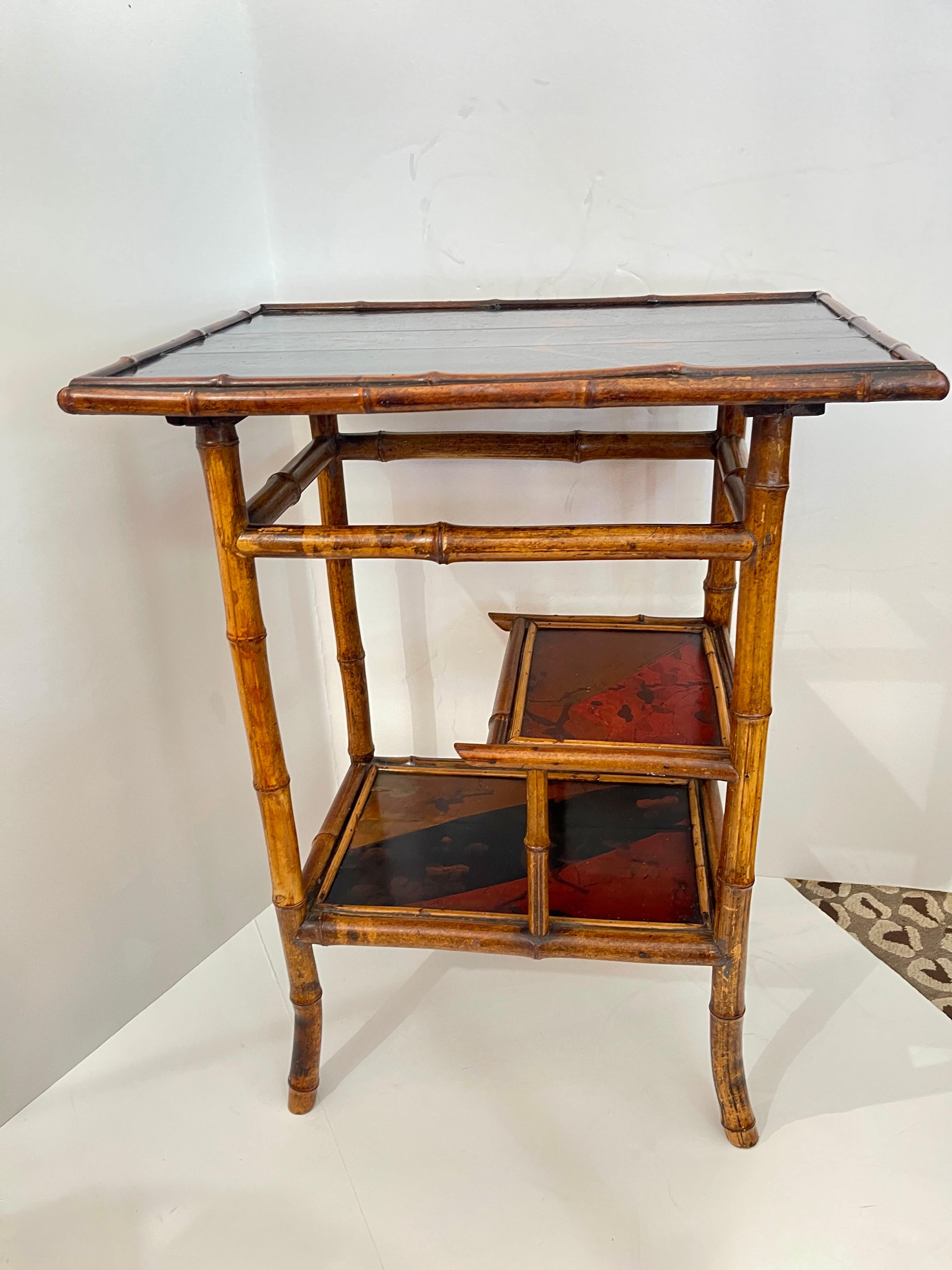 Japonismo francés  Mesa auxiliar de 3 niveles de bambú y laca, 1880. Hecho a mano en venta