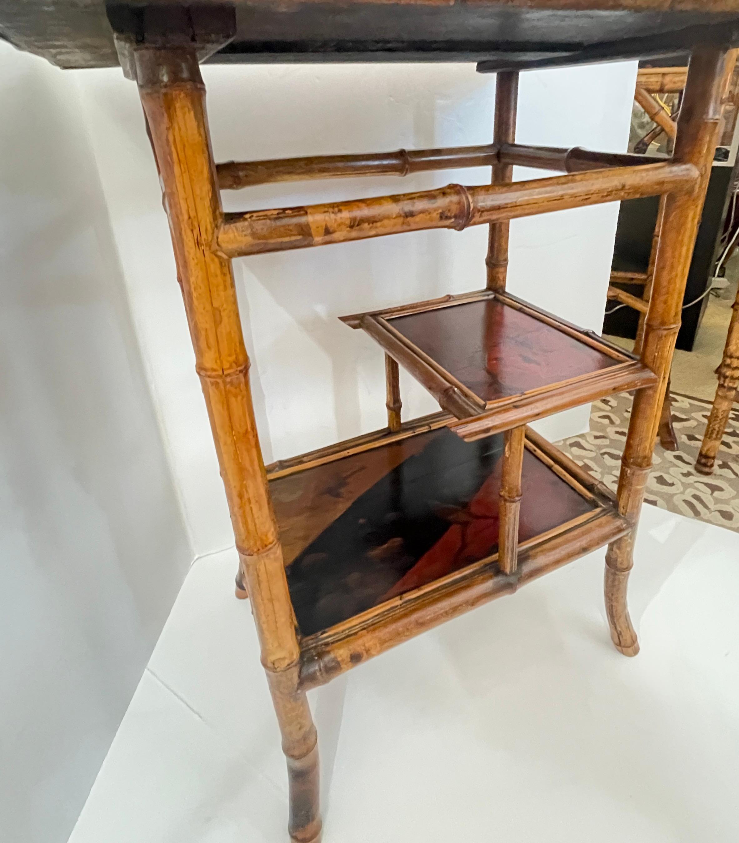 Japonismo francés  Mesa auxiliar de 3 niveles de bambú y laca, 1880. en Bueno estado para la venta en West Palm Beach, FL