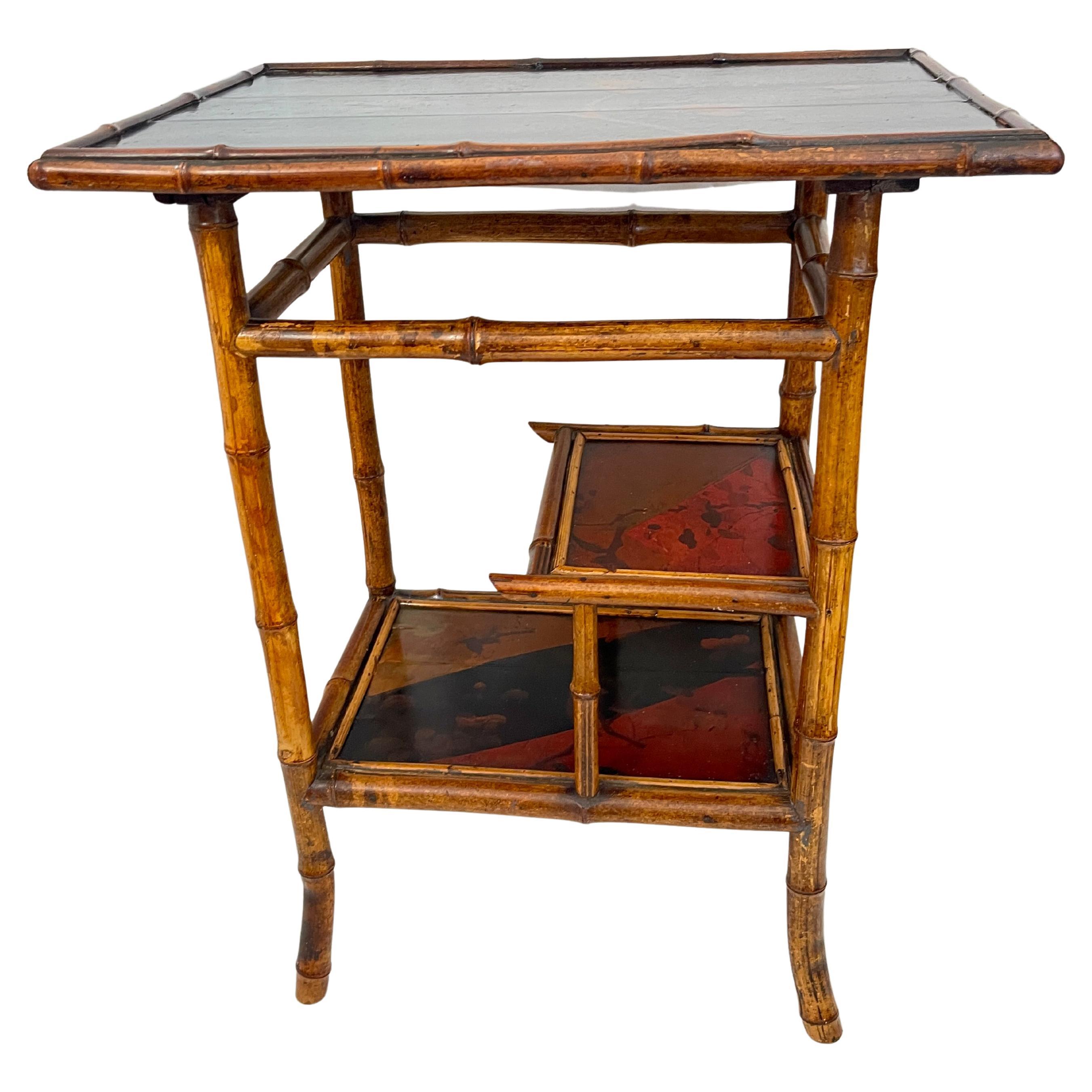 Japonismo francés  Mesa auxiliar de 3 niveles de bambú y laca, 1880. en venta