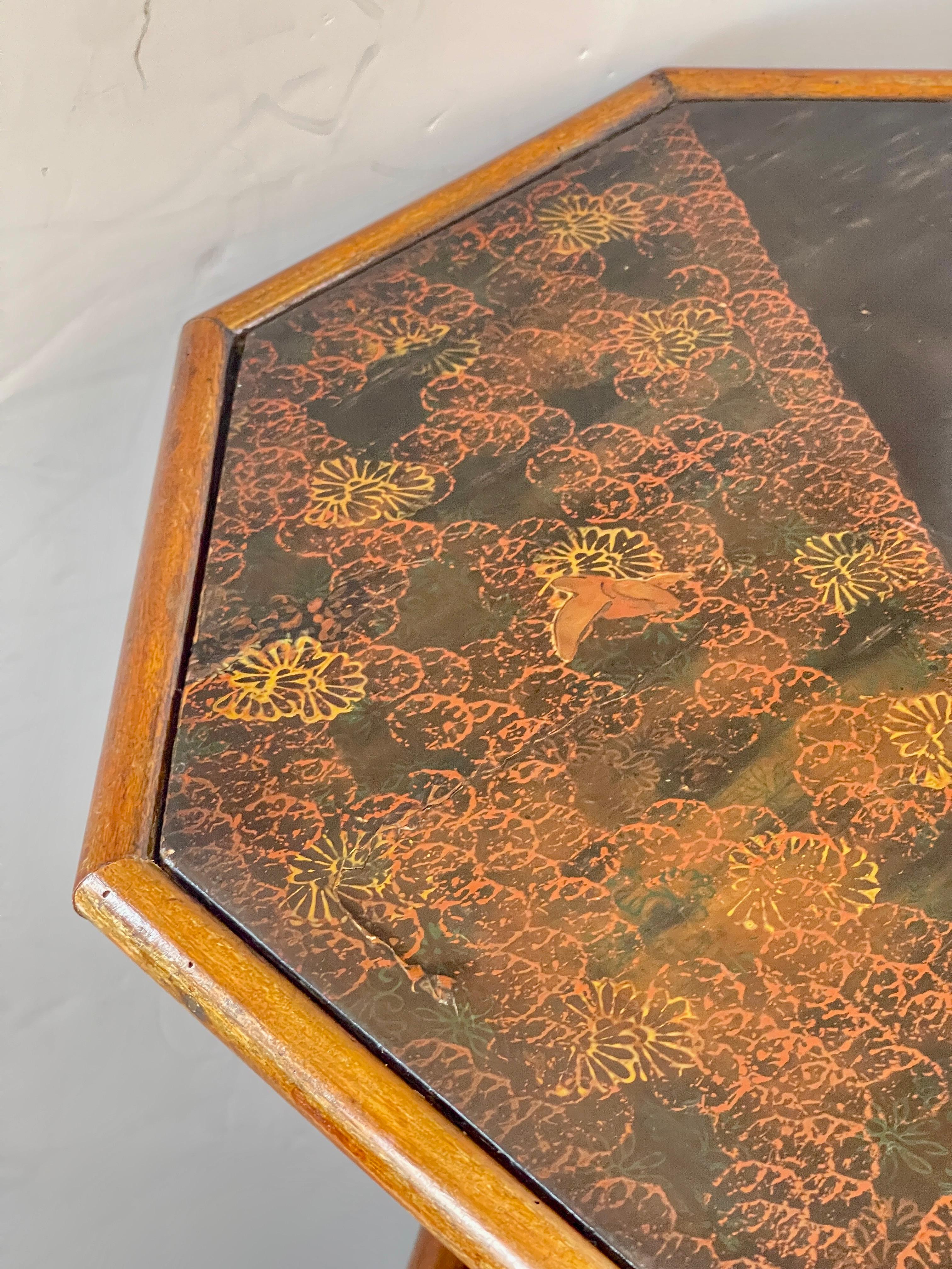 Octogone en bambou et laque du Japonisme français  Table d'appoint, 1880. en vente 4