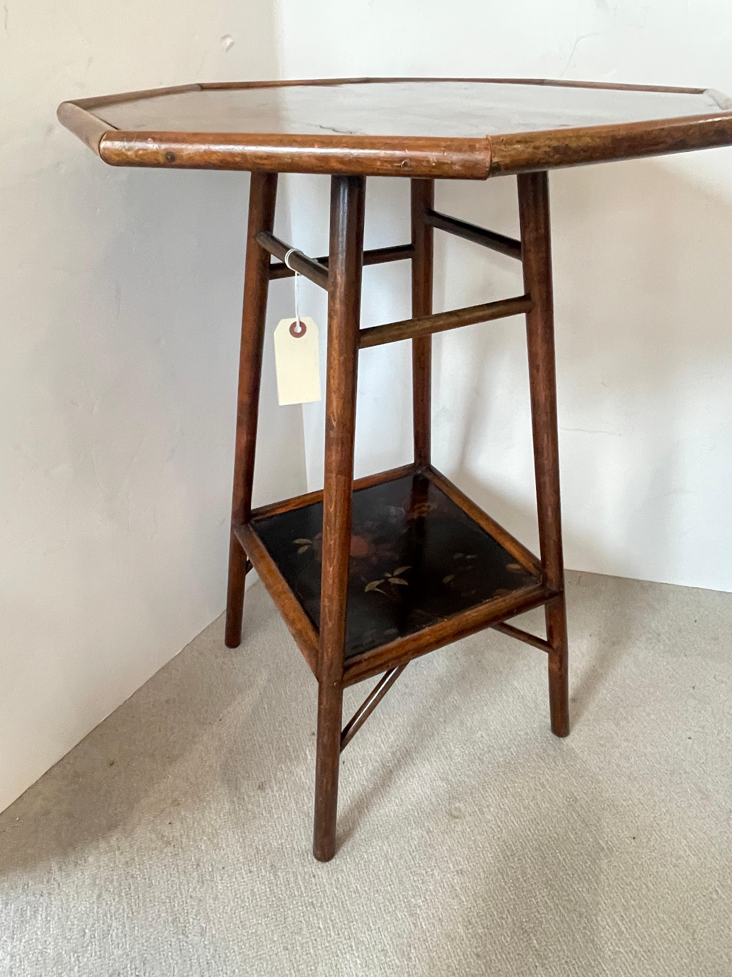 Vient d'arriver pour votre plaisir, cette exceptionnelle et en très bon état d'origine, A.I.C. Japonisme français.  Bambou & laque 2 étages  Table d'appoint, C.I.C.
Fabriqué en bambou et laqué au japan sur les étagères supérieure et