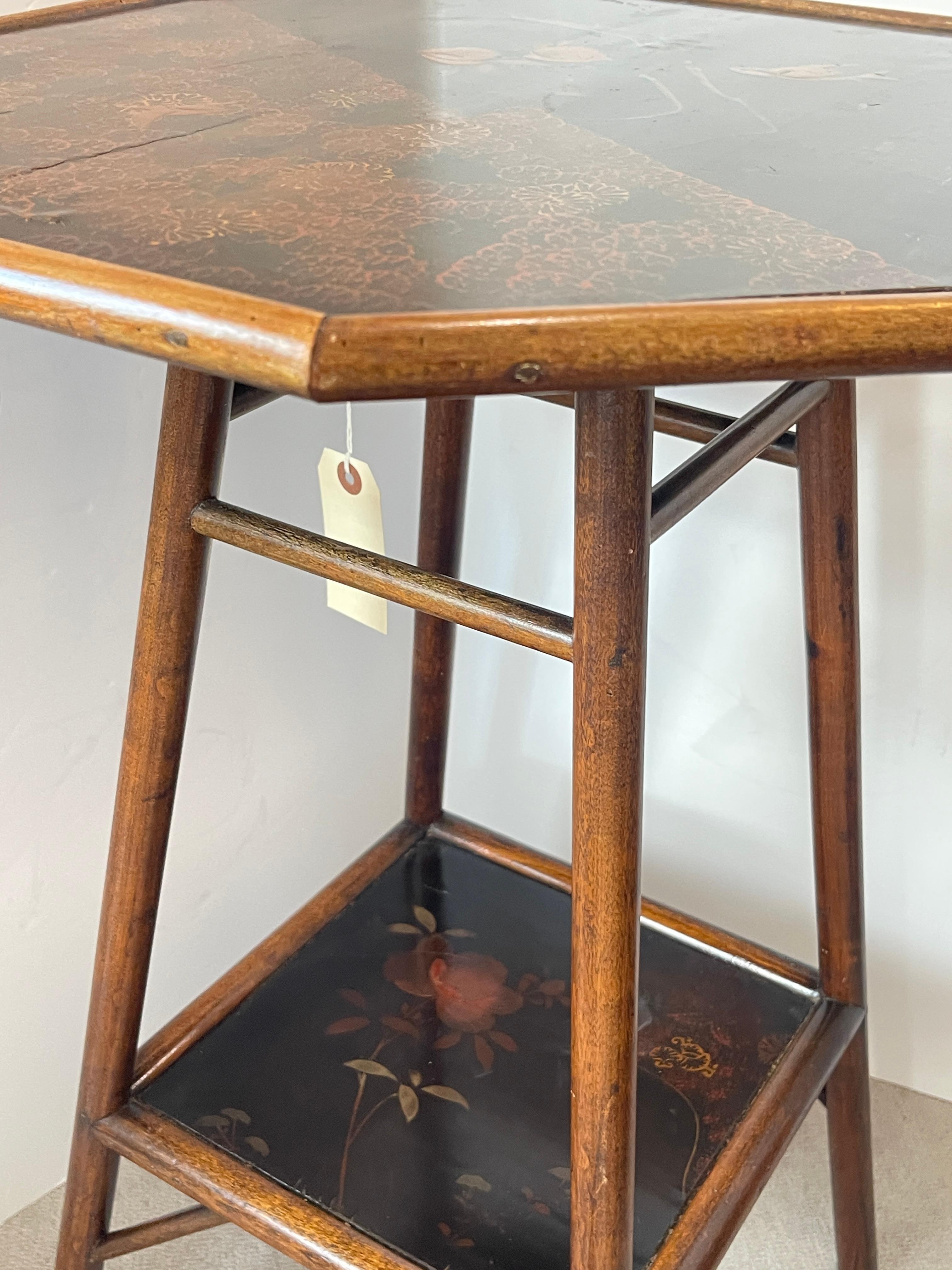 Octogone en bambou et laque du Japonisme français  Table d'appoint, 1880. en vente 3