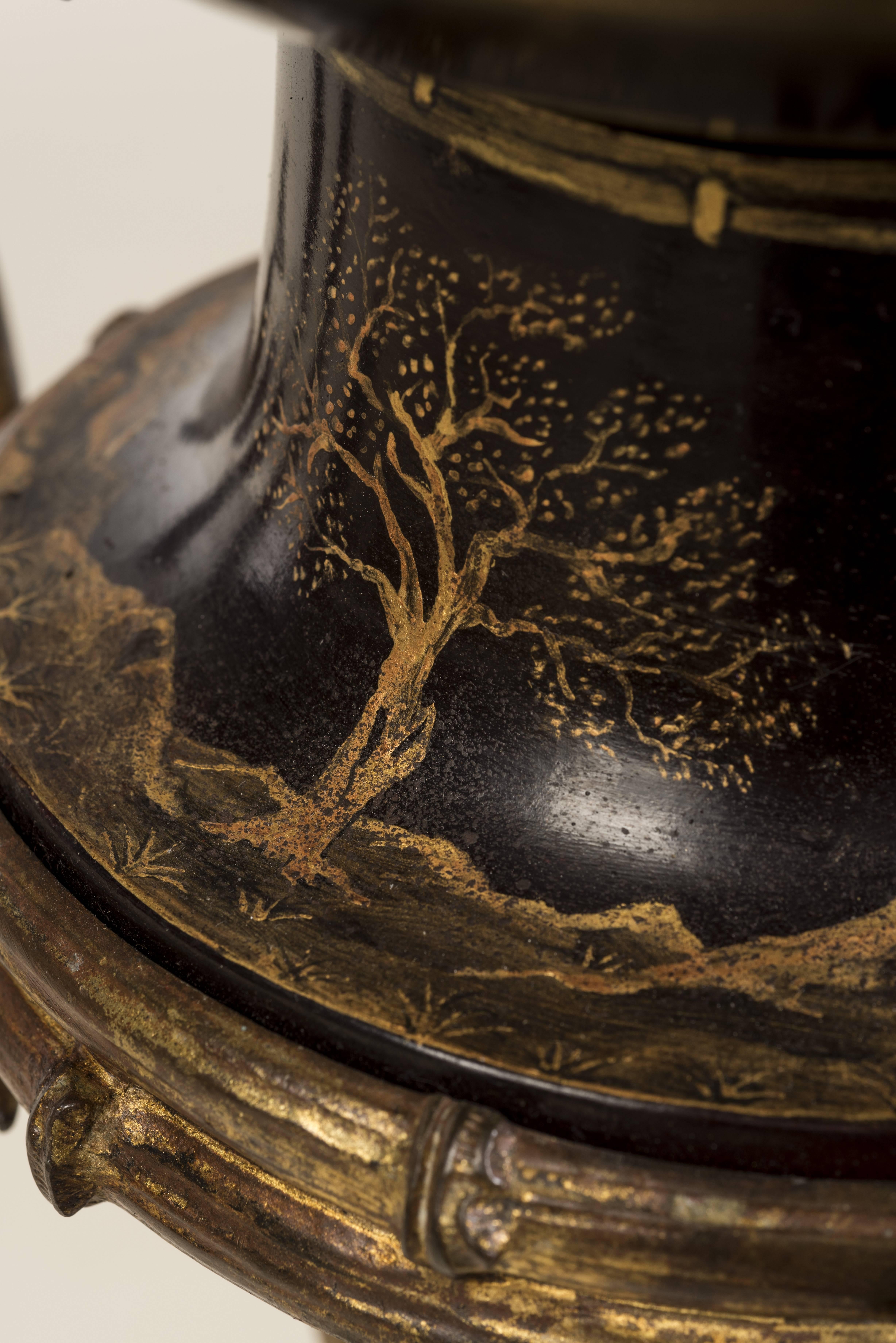Jardinière Médicis vase shape in copper with gold lacquered decoration on a burgundy background of a Japanese landscape with a volcano and an eagle in the foreground.
Gilt bronze handles in the shape of winged dragons.
Gilded bronze bamboo tripod