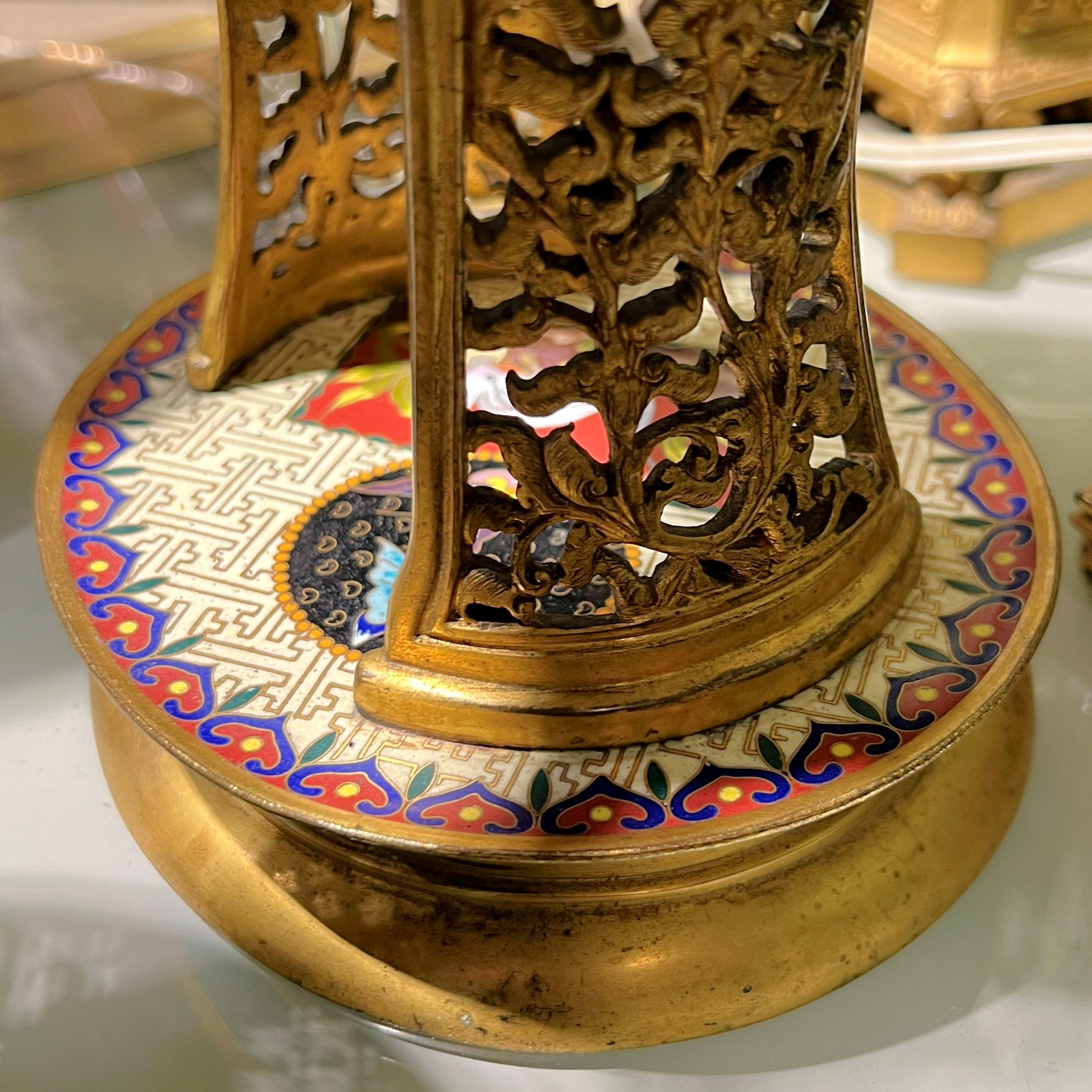 Pendule de cheminée et candélabre japonaise françaises attribuées à Edouard Lievre en vente 3