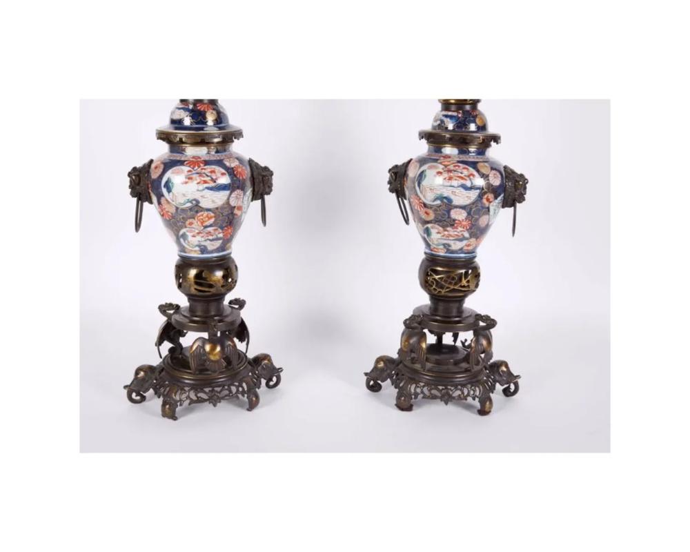 French Japonisme Parcel-Gilt Patinated Bronze Imari Porcelain Clock Garniture In Good Condition For Sale In New York, NY