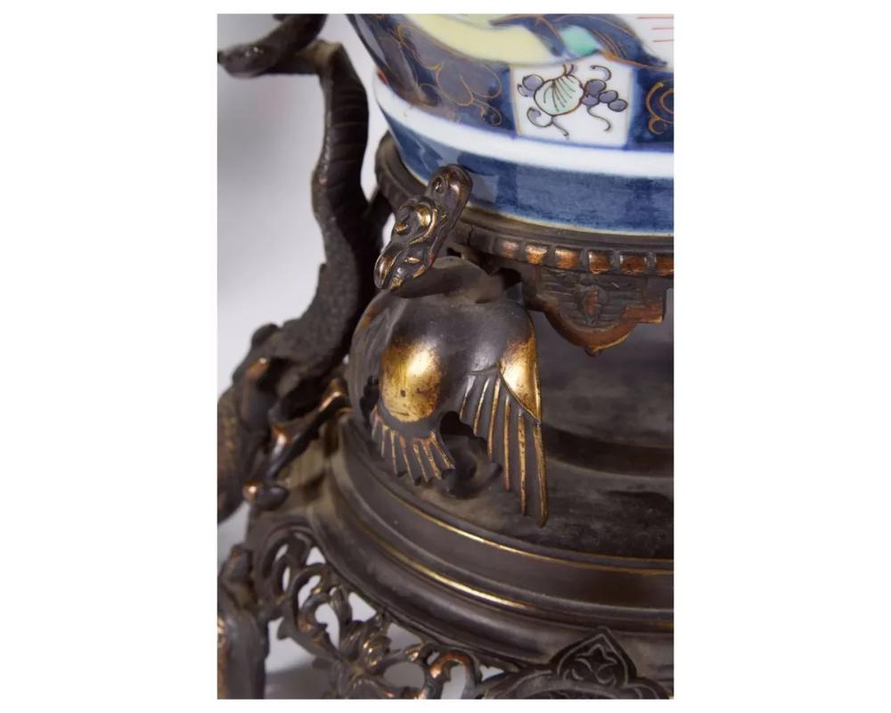 French Japonisme Parcel-Gilt Patinated Bronze Imari Porcelain Clock Garniture For Sale 1