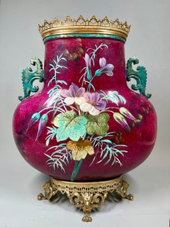 Vaso in maiolica in stile giapponese francese di Saint-Denis con montature in bronzo dorato, CIRCA 1890