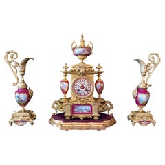 Pendule de cheminée en porcelaine de Japy Frères & Sèvres rouge du 19e siècle avec garniture