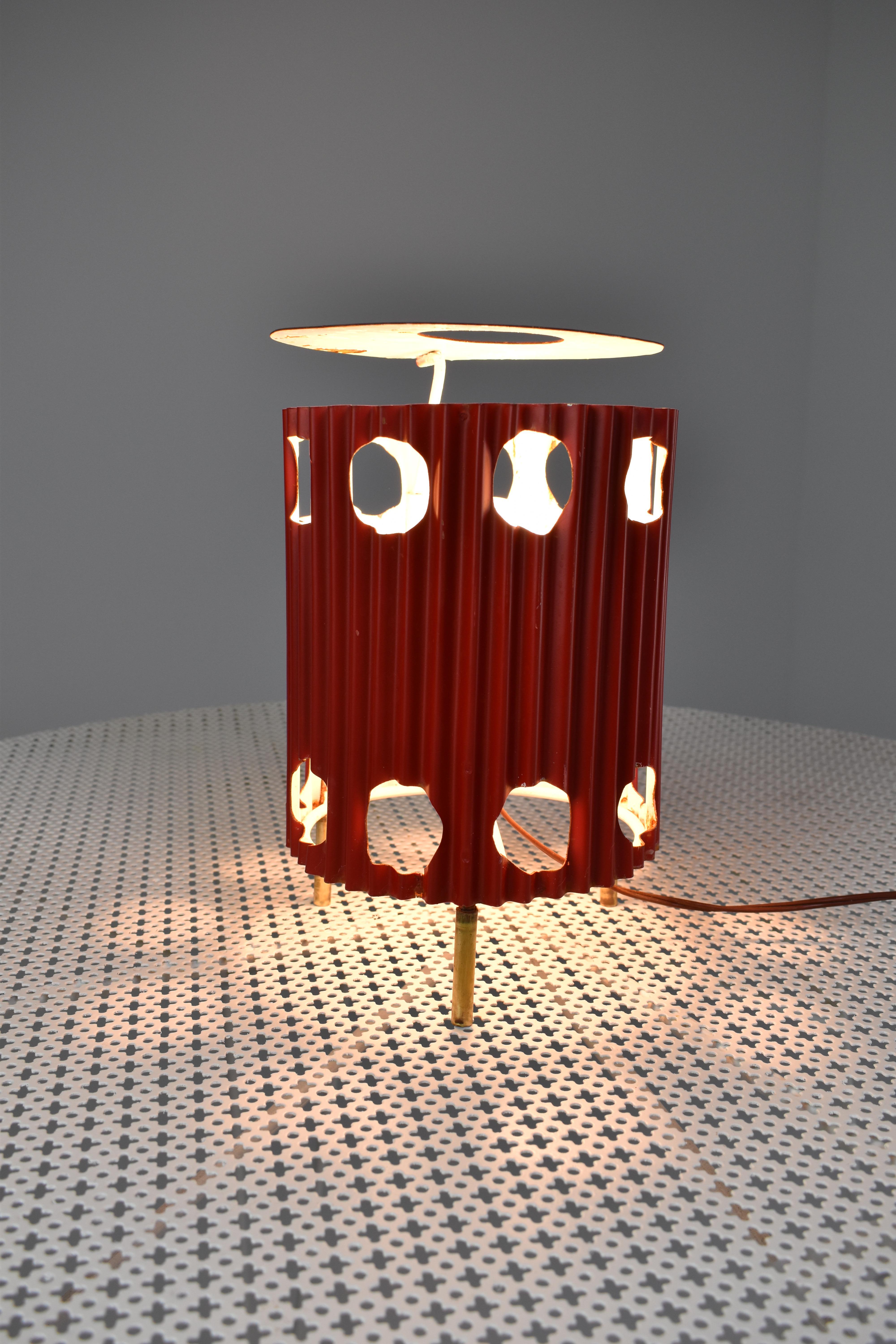 Lampe de table rouge 'Java' de Mathieu Matégot, 1953s en vente 3