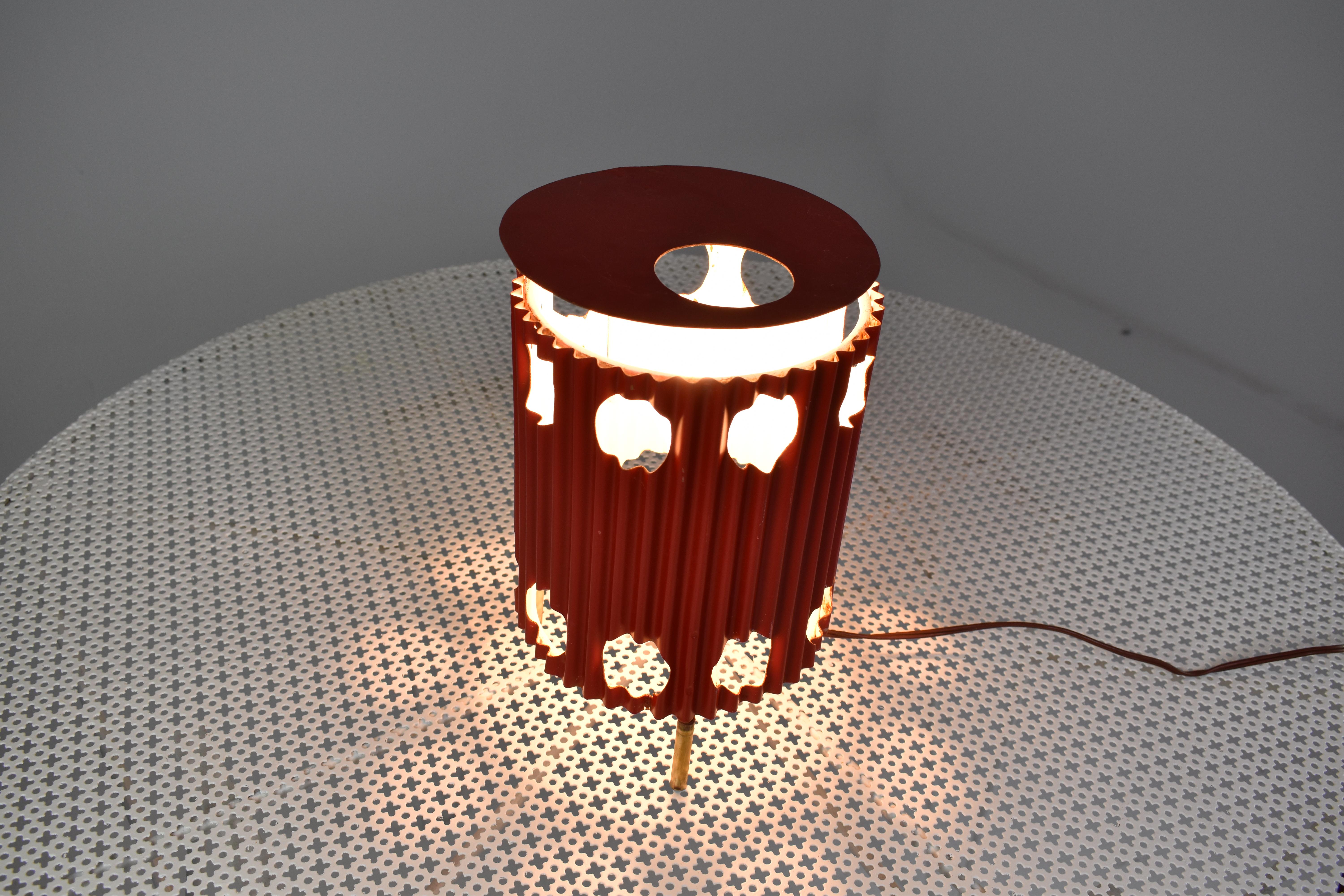 Lampe de table rouge 'Java' de Mathieu Matégot, 1953s en vente 4
