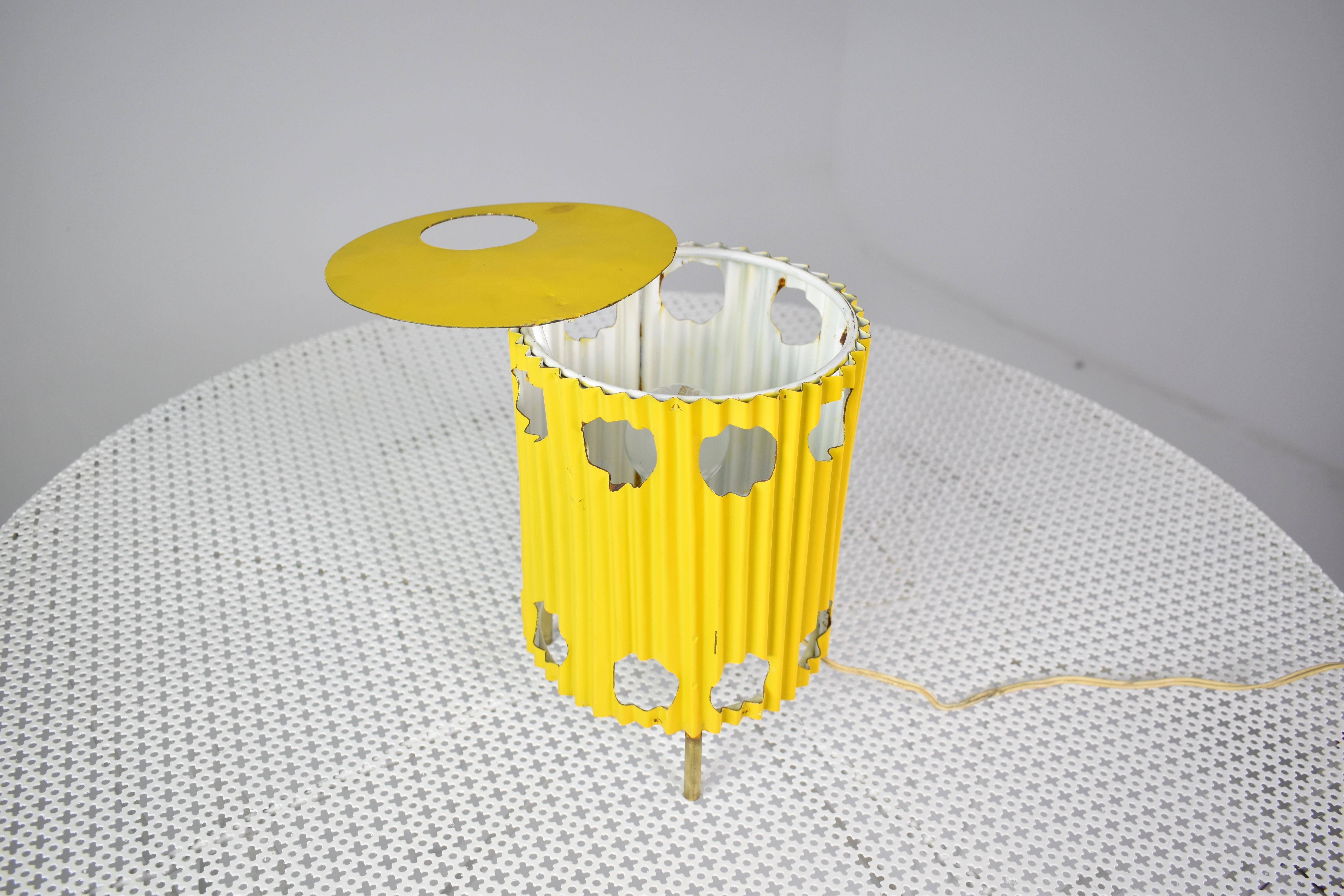 Mid-Century Modern Lampe de table française 'Java' jaune par Mathieu Matégot, 1953s en vente