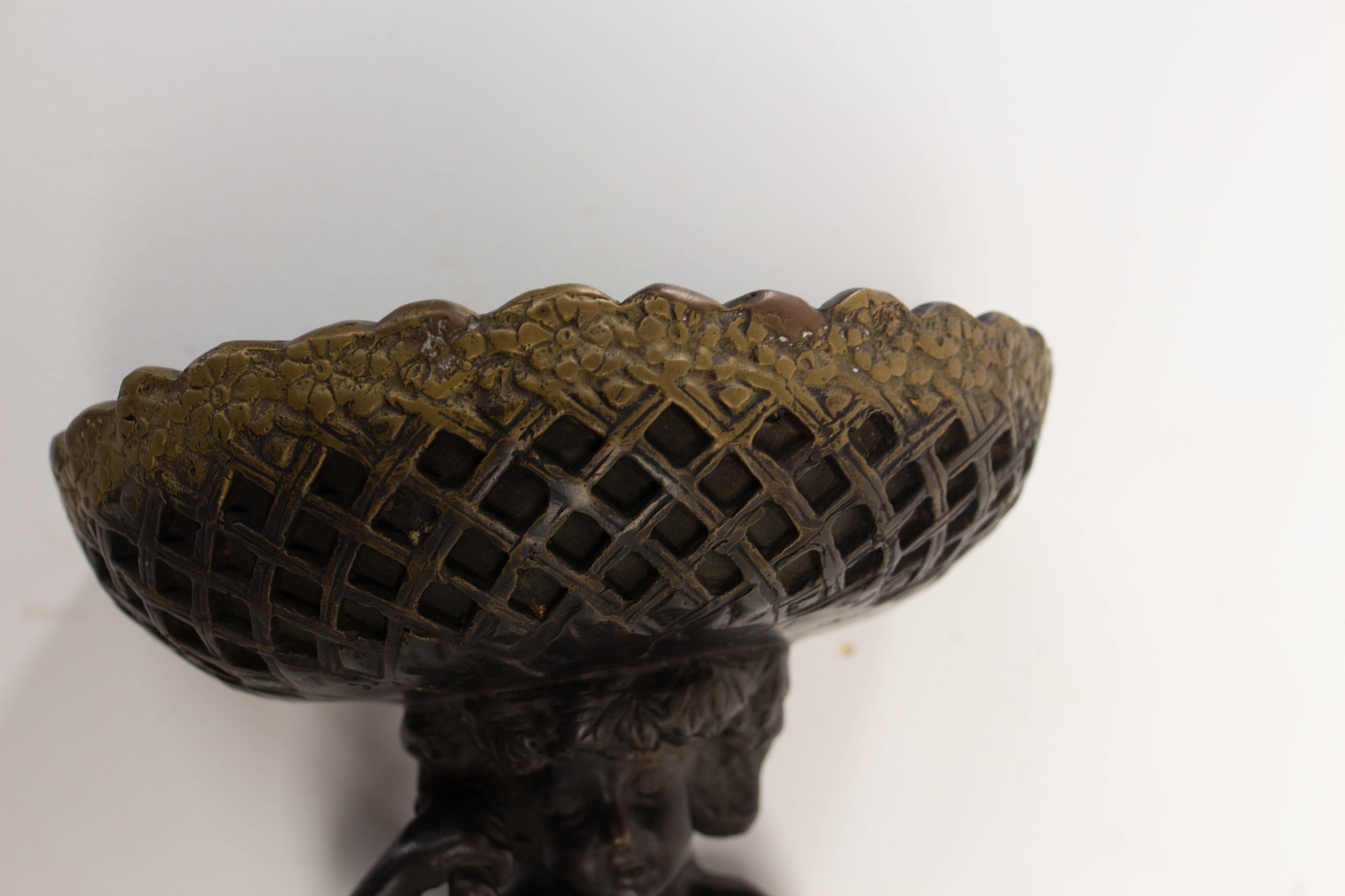 Fin du XIXe siècle Bronze de Jean-Baptiste Carpeaux tenant un grand vase circa 1850 en vente