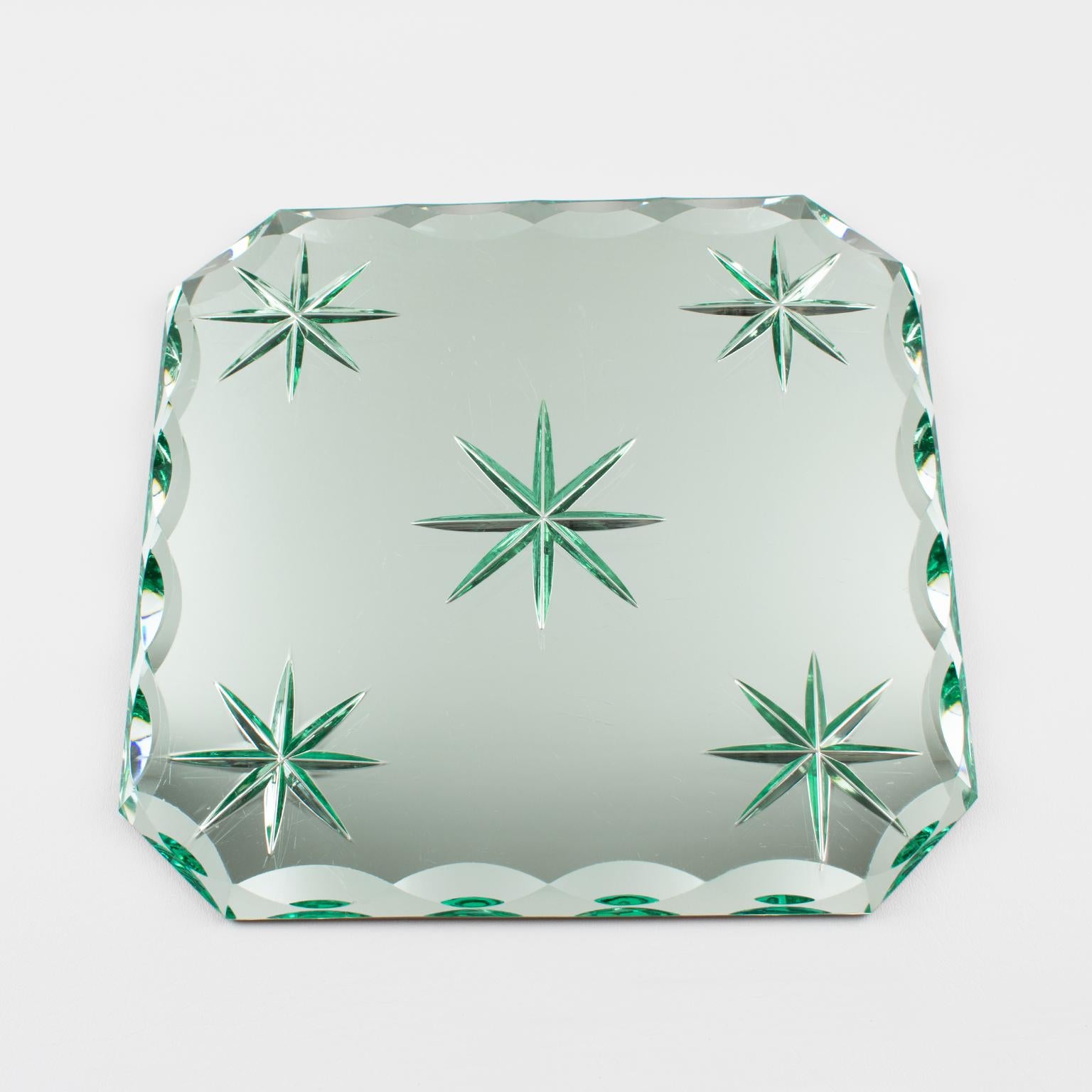El diseñador francés Jean Luce (1895 - 1964) diseñó esta preciosa bandeja, centro de mesa o fuente con espejo Art Déco. La pieza se fabricó en Francia hacia 1930. La losa de cristal de espejo extragrueso tiene forma cuadrada con un motivo tallado en