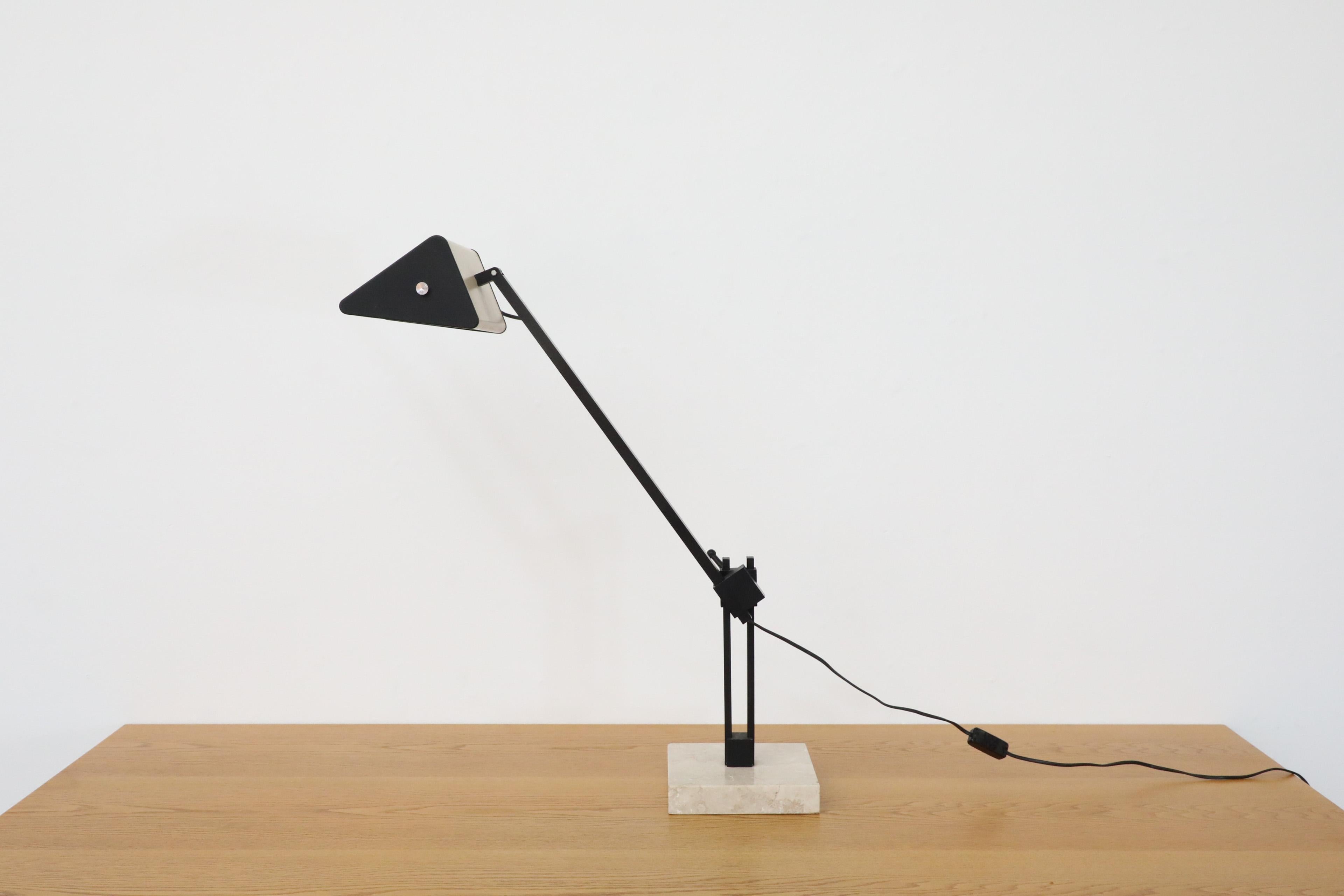 Lámpara de mesa industrial francesa estilo Jean Prouvé con base de mármol, años 70 en venta 2