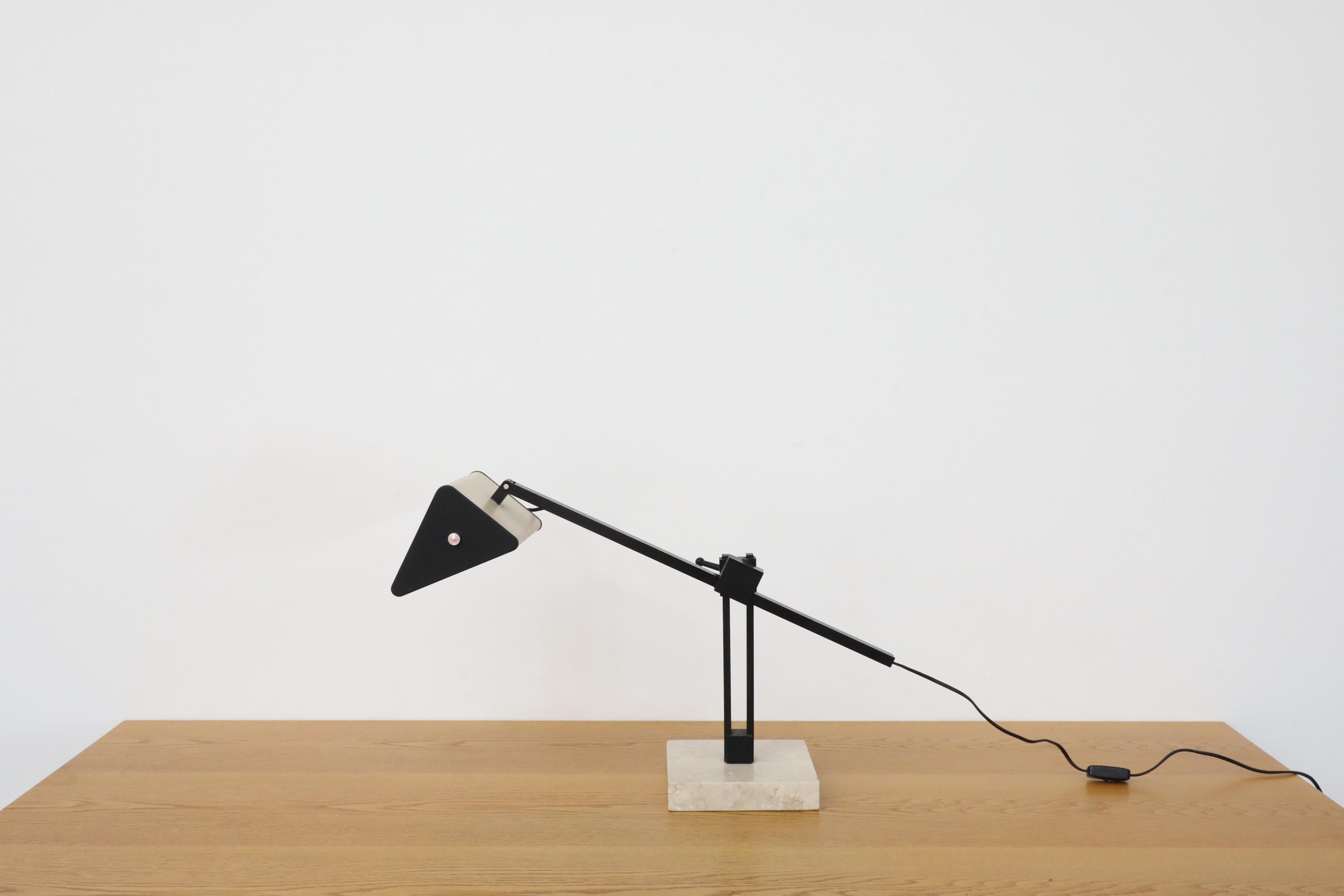 Lámpara de mesa industrial francesa estilo Jean Prouvé con base de mármol, años 70 en venta 4