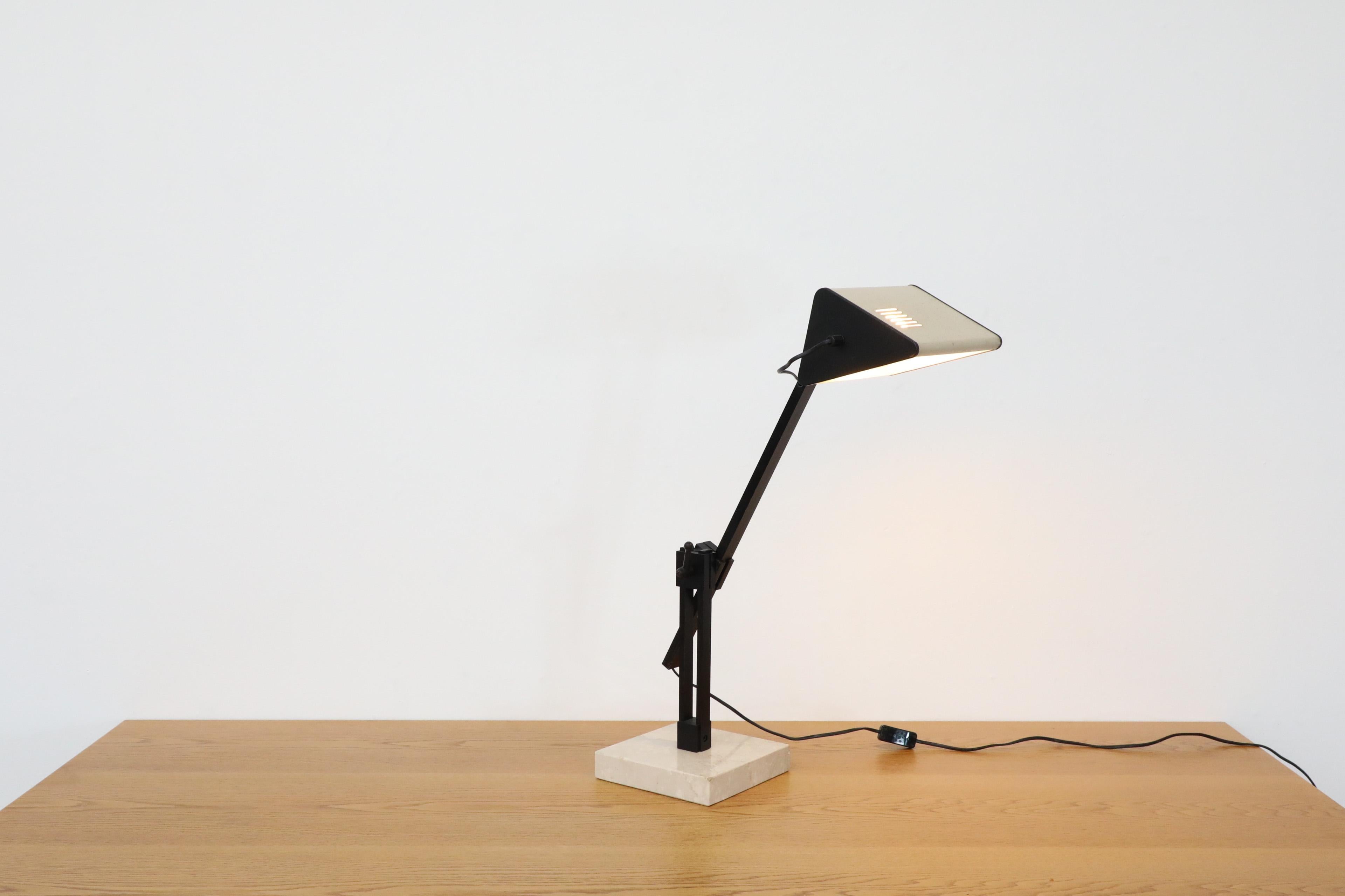 Lámpara de mesa industrial francesa estilo Jean Prouvé con base de mármol, años 70 en venta 7
