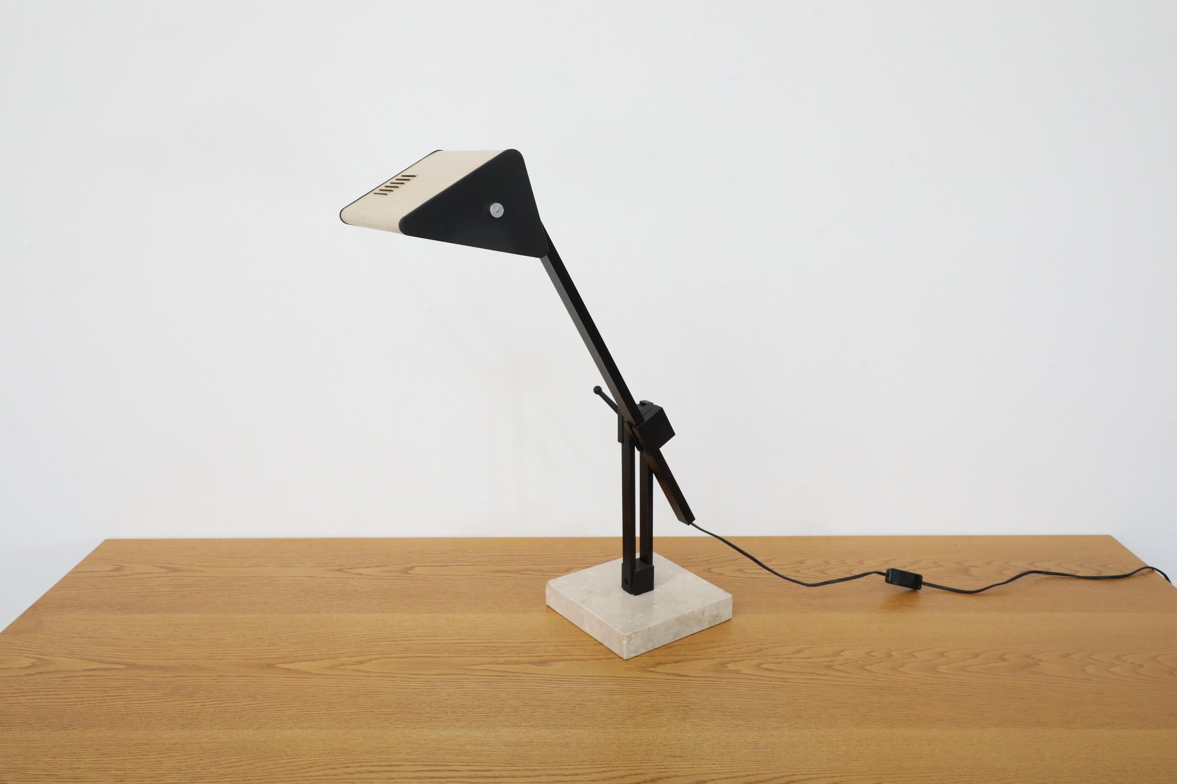 Lámpara de mesa industrial francesa estilo Jean Prouvé con base de mármol, años 70 en venta 8