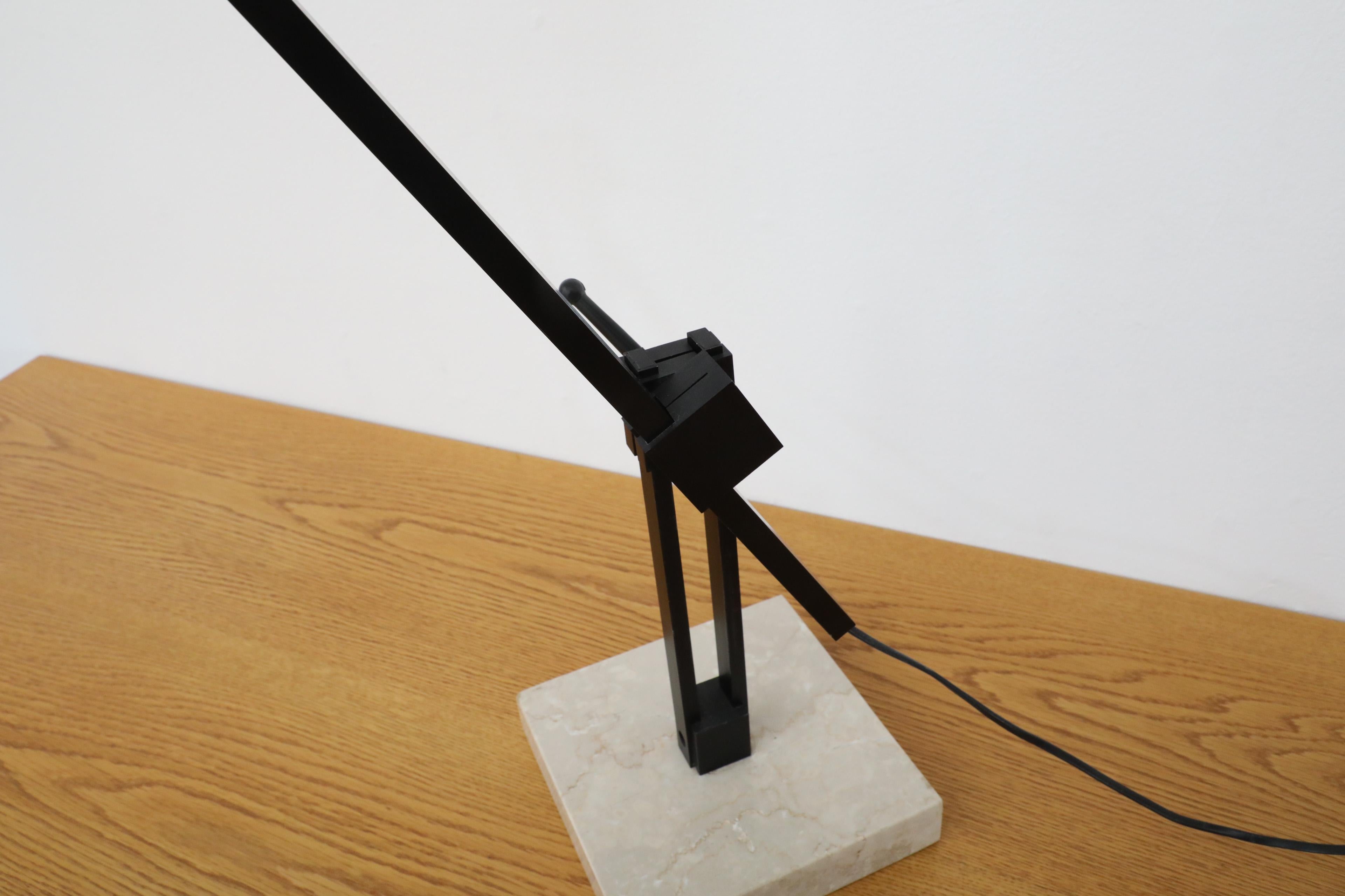 Lámpara de mesa industrial francesa estilo Jean Prouvé con base de mármol, años 70 en venta 11