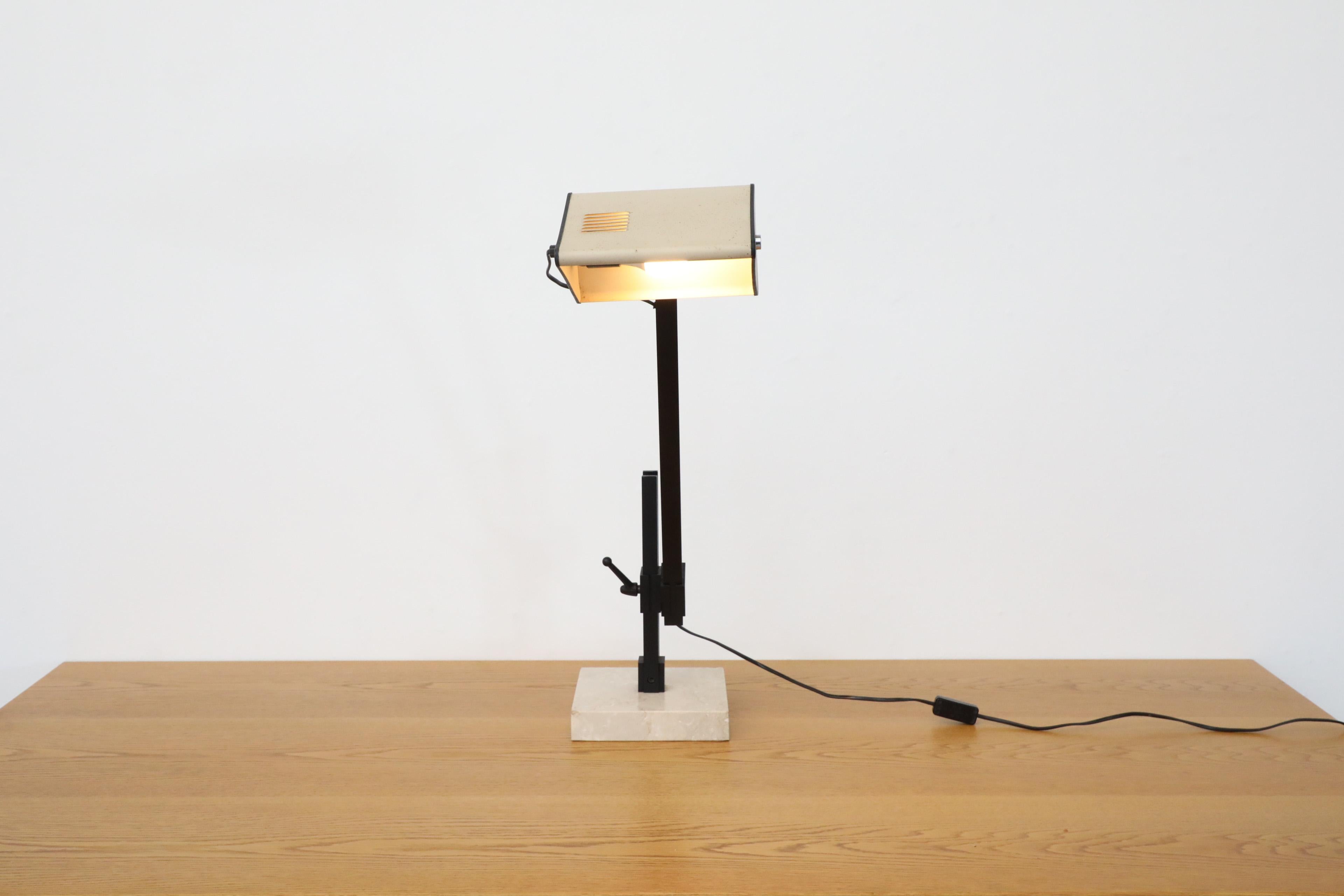 Lámpara de mesa industrial francesa estilo Jean Prouvé con base de mármol, años 70 Moderno de mediados de siglo en venta