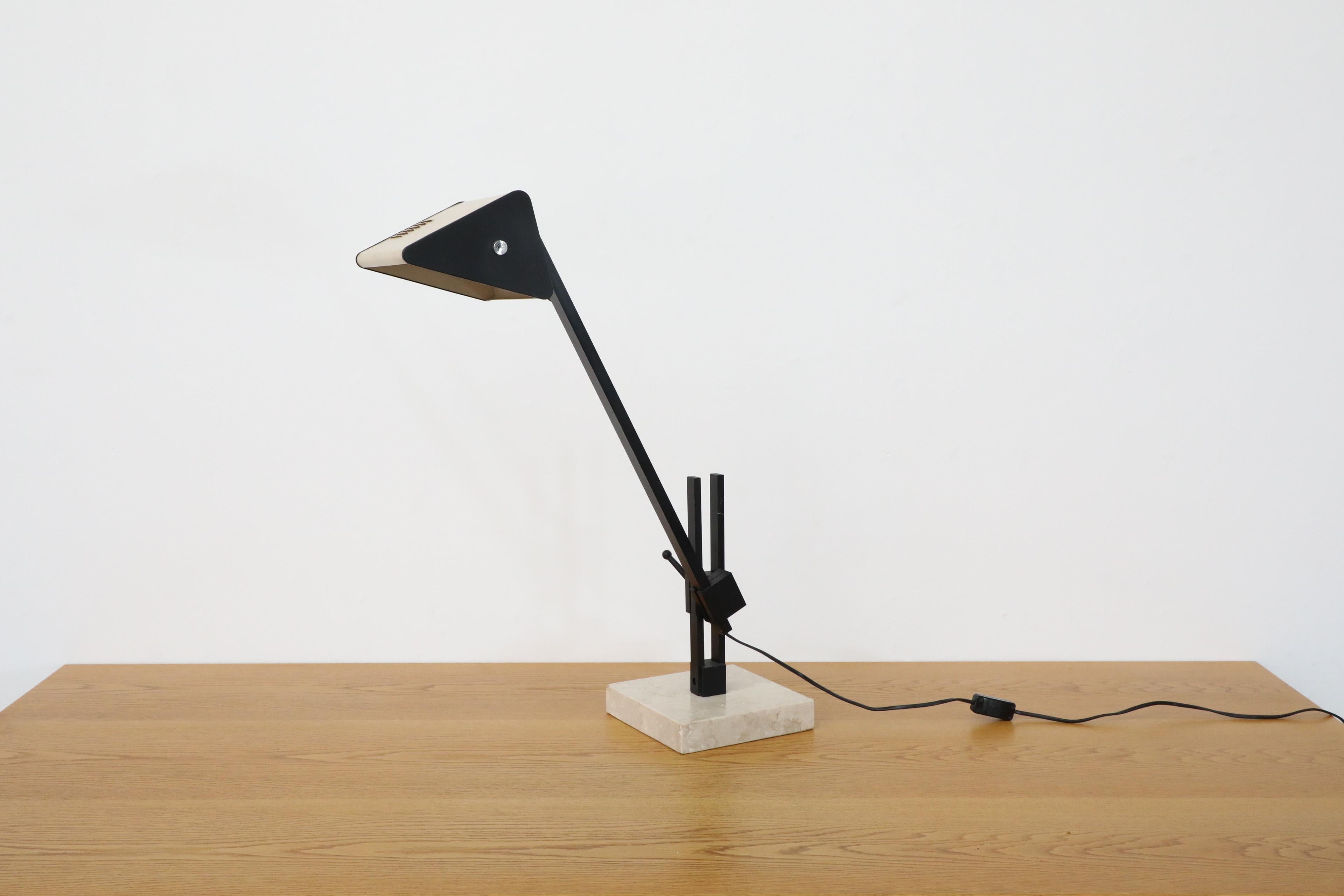 Lámpara de mesa industrial francesa estilo Jean Prouvé con base de mármol, años 70 Esmaltado en venta