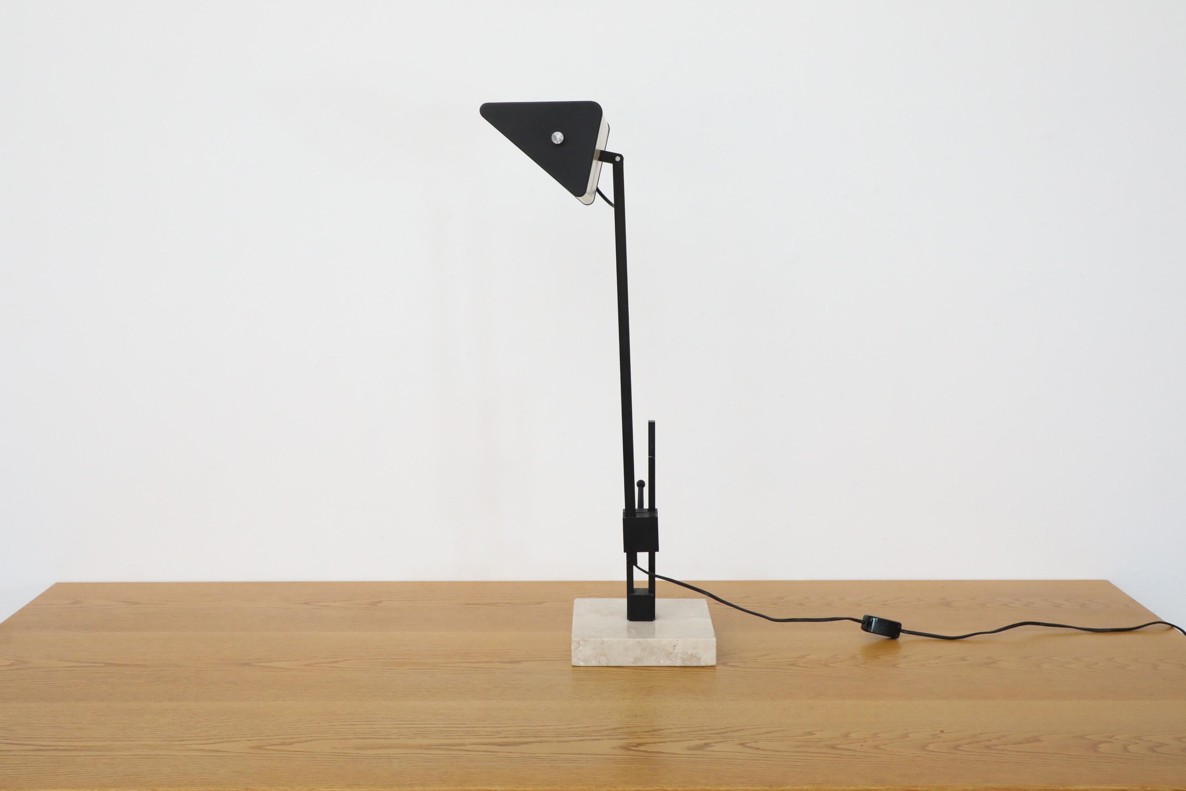 Lámpara de mesa industrial francesa estilo Jean Prouvé con base de mármol, años 70 en Bueno estado para la venta en Los Angeles, CA