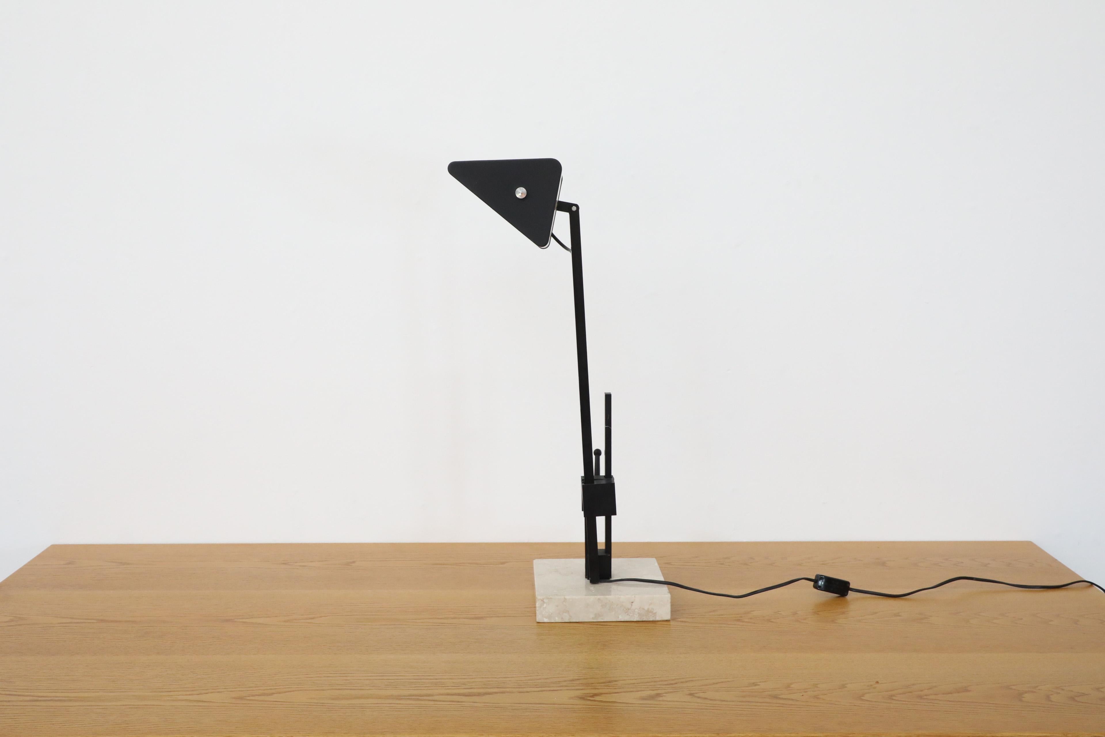Lámpara de mesa industrial francesa estilo Jean Prouvé con base de mármol, años 70 finales del siglo XX en venta
