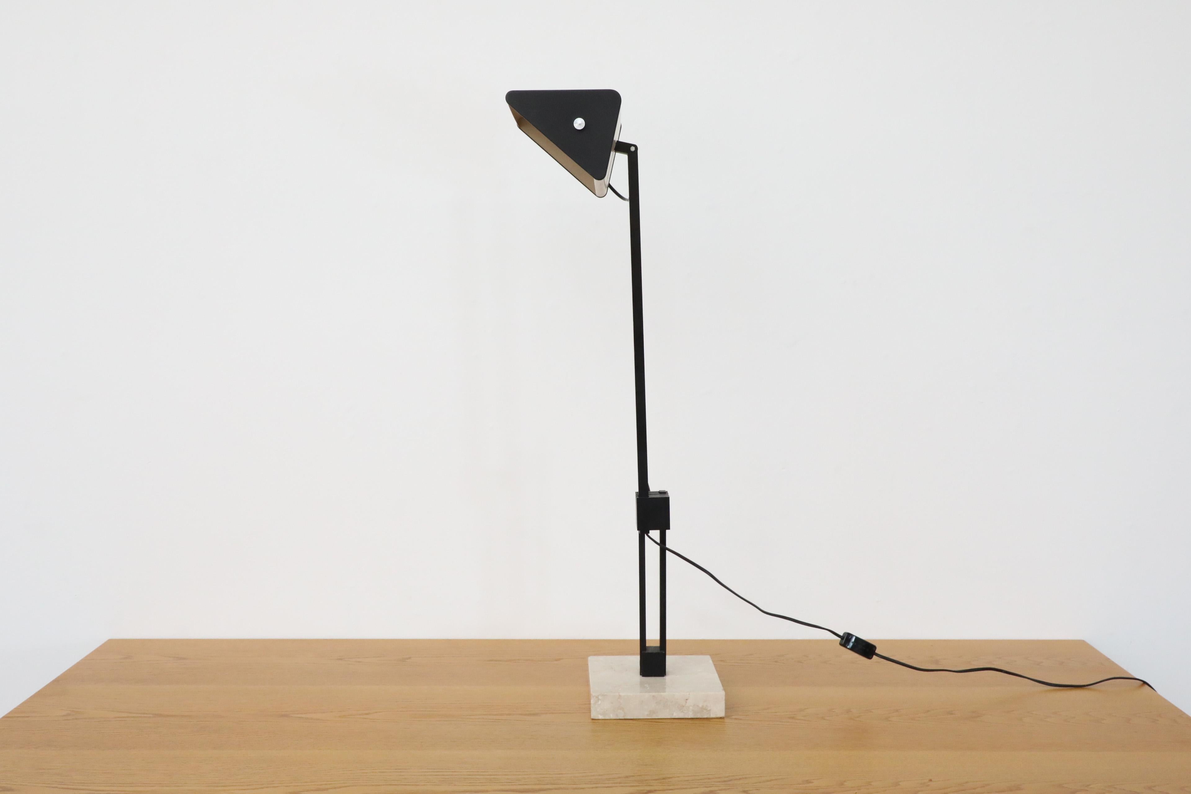 Lámpara de mesa industrial francesa estilo Jean Prouvé con base de mármol, años 70 en venta 1