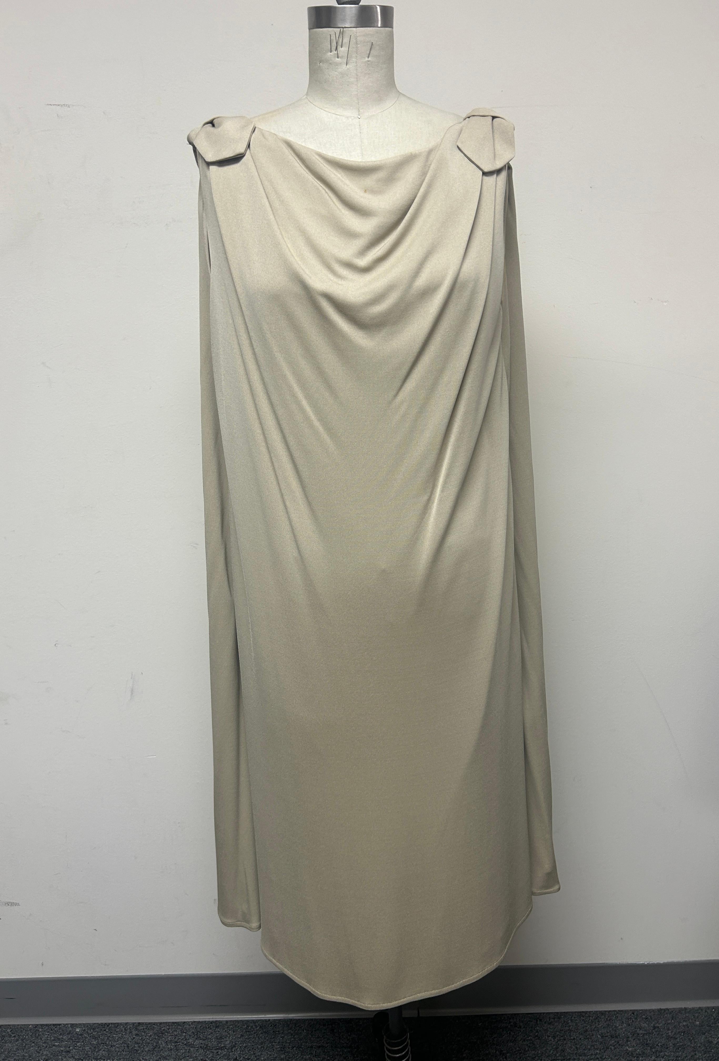 De la ilustre fábrica francesa Guigou, un vestido trapecio tan chic como cómodo. El color arena se combina fácilmente. Con accesorios, este vestido puede ir del día a la noche. Totalmente forrado de seda para mayor comodidad. El bonito detalle del