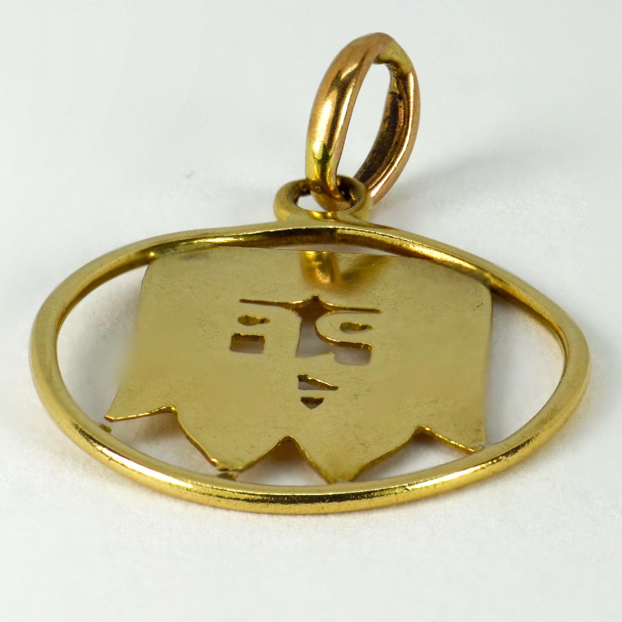Un pendentif français en or jaune 18 carats (18K) conçu comme une représentation percée du visage de Jésus. Estampillé du poinçon de la chouette pour l'or 18 carats et l'importation française. 

Dimensions : 2.1 x 1,8 x 0,1 cm (sans l'anneau)
Poids