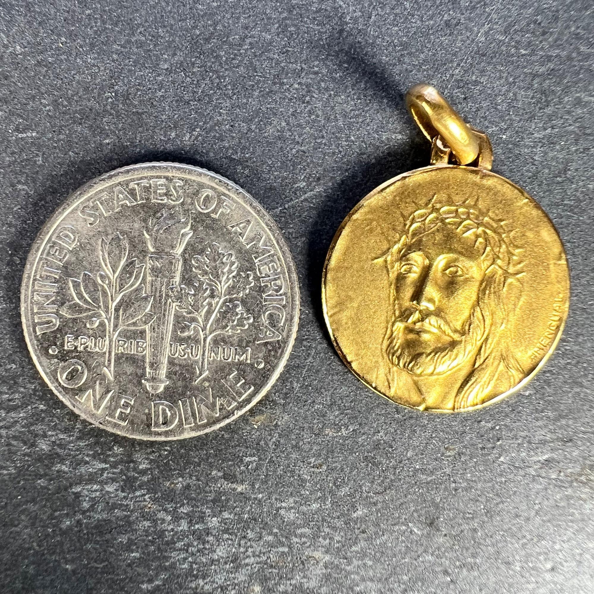 Pendentif médaille en or jaune 18K avec couronne d'épines de Jésus-Christ français en vente 6