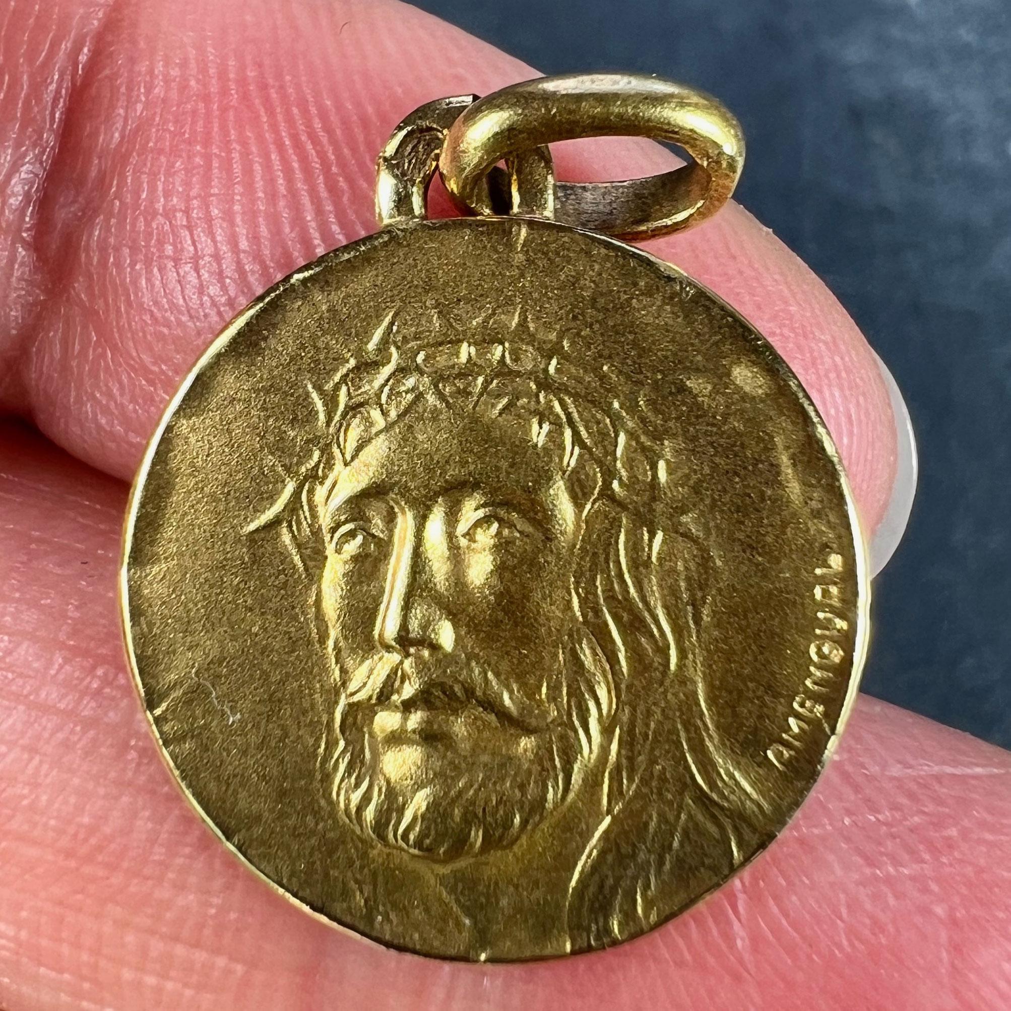 Pendentif médaille en or jaune 18K avec couronne d'épines de Jésus-Christ français en vente 1