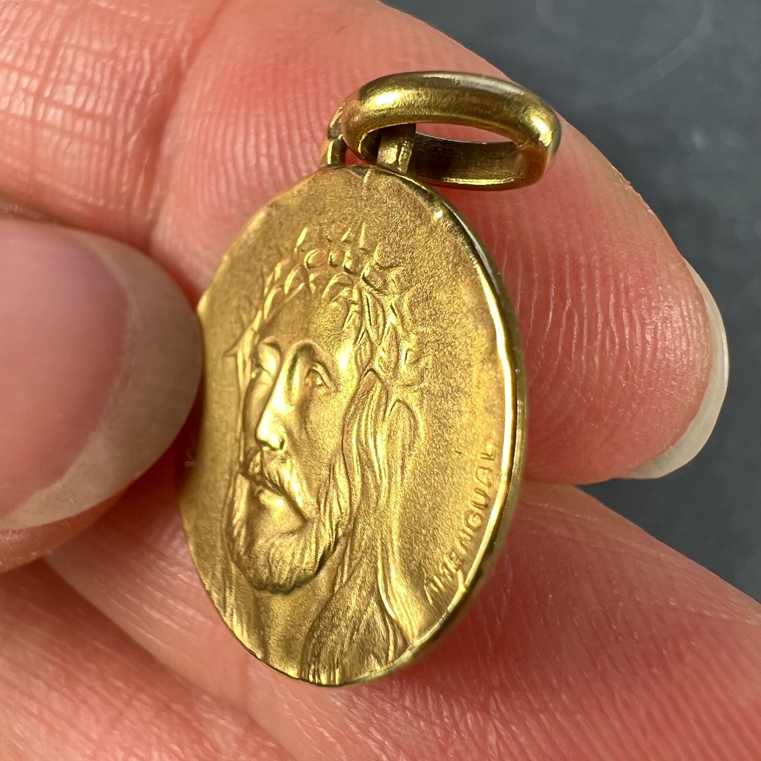 Pendentif médaille en or jaune 18K avec couronne d'épines de Jésus-Christ français en vente 3