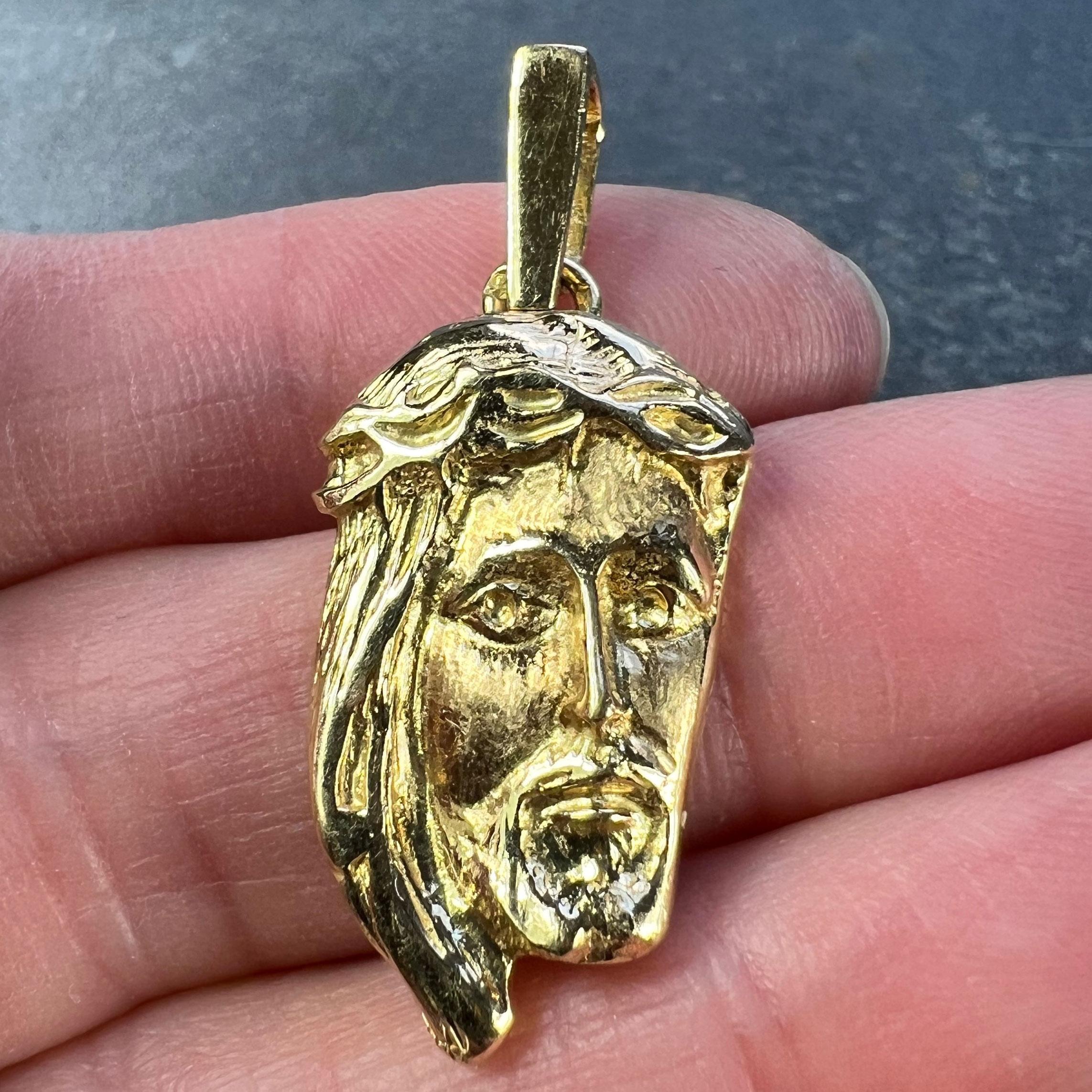 French Jesus Christ Crown of Thorns  18K Yellow Gold Medal Pendant For Sale 1