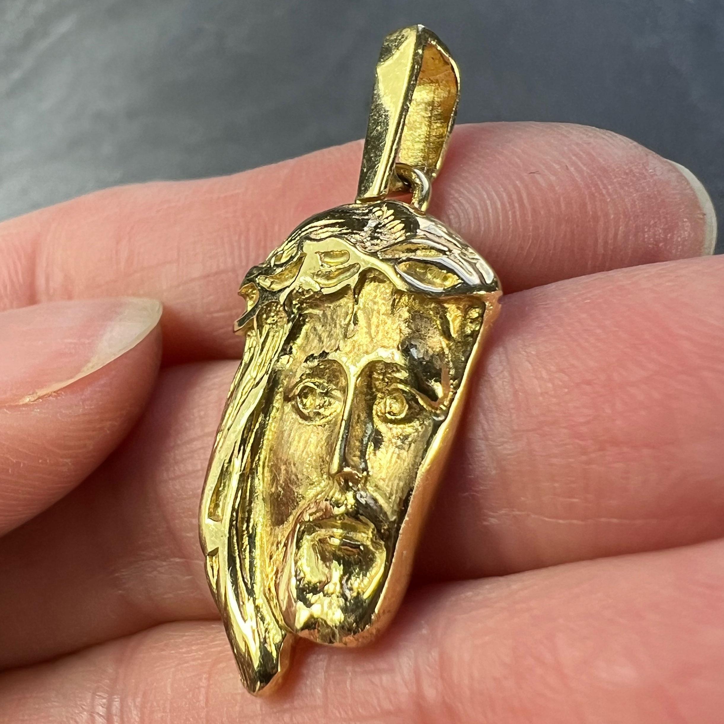 French Jesus Christ Crown of Thorns  18K Yellow Gold Medal Pendant For Sale 2