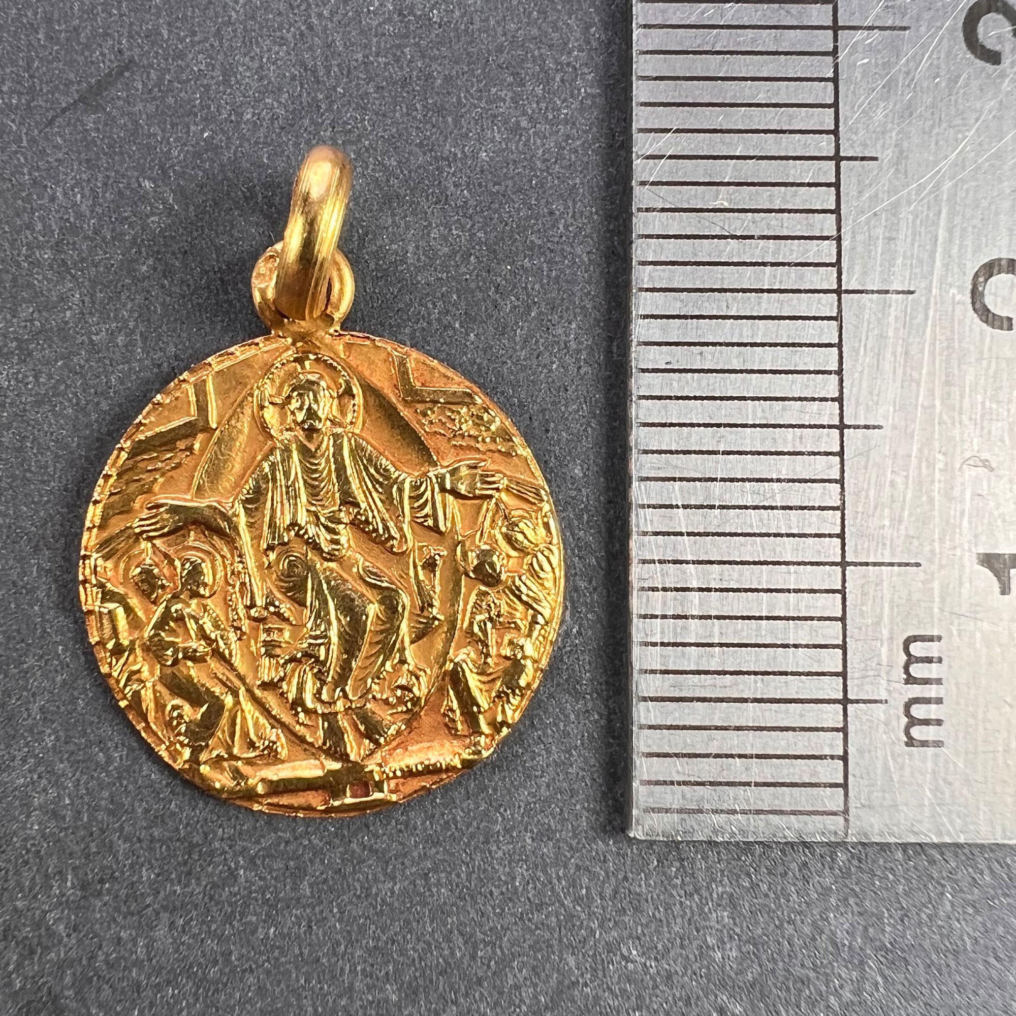 Pendentif médaille en or jaune 18K Jésus-Christ sur le trône en vente 6