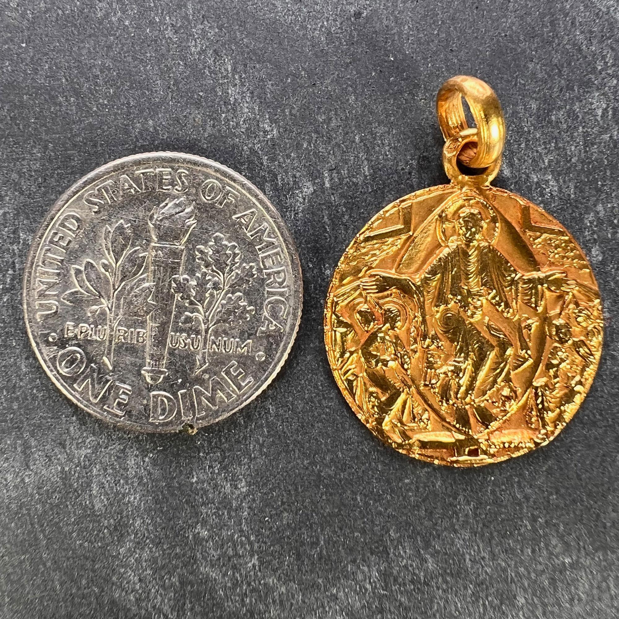 Pendentif médaille en or jaune 18K Jésus-Christ sur le trône en vente 7