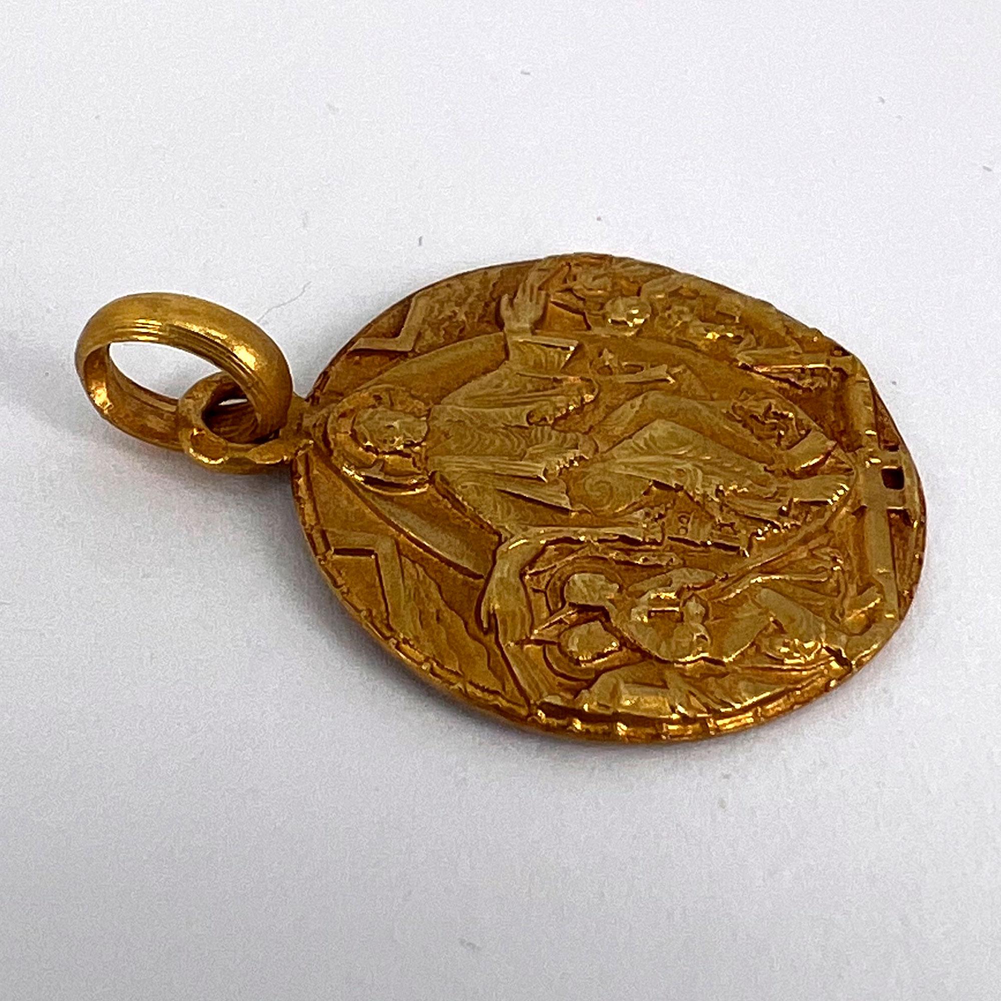 Pendentif médaille en or jaune 18K Jésus-Christ sur le trône en vente 11